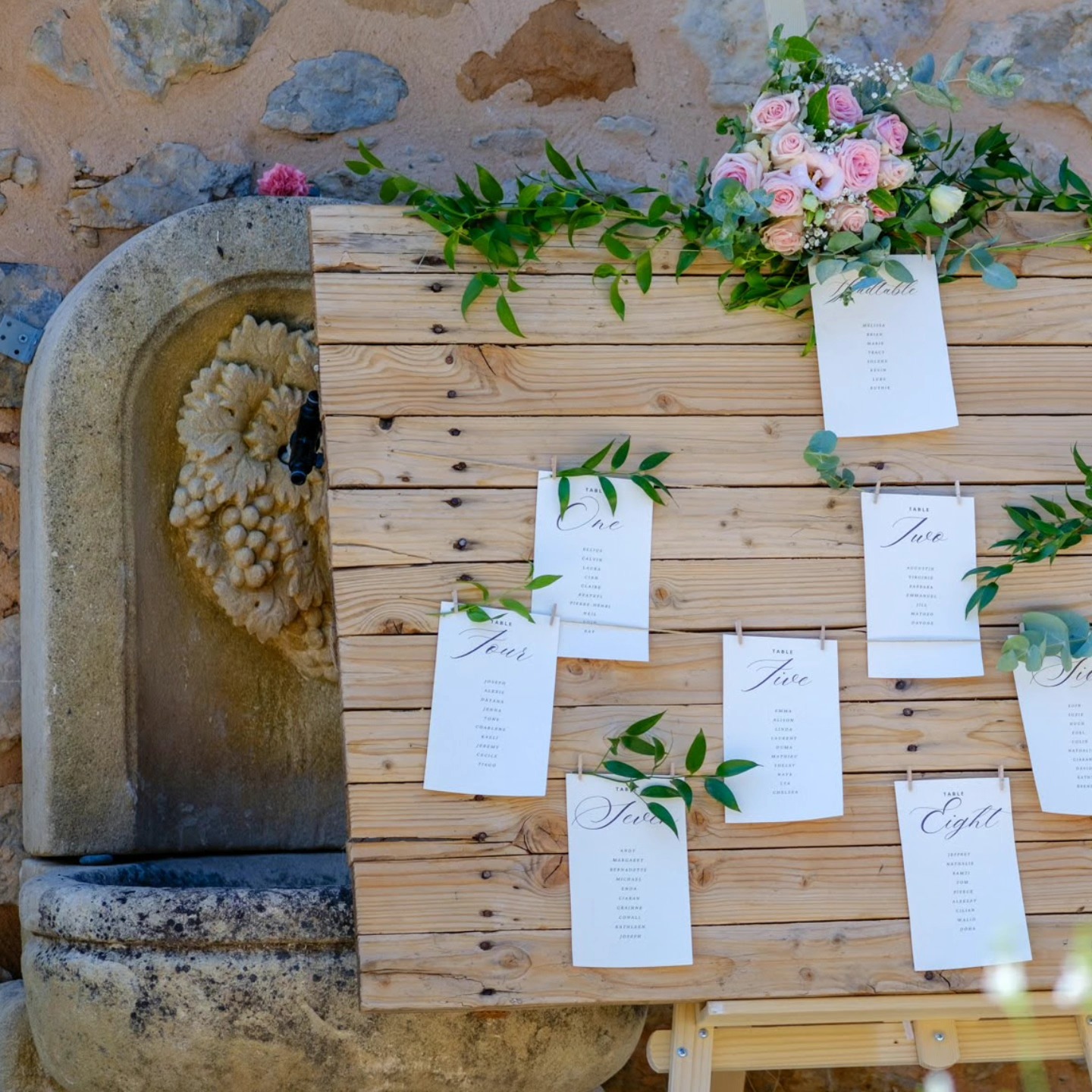 🌿 Un mariage en Provence, tout en élégance et naturel
Découvrez notre magnifique plan de table en bois rustique, parfait pour ajouter une touche authentique et chaleureuse à votre grand jour !
Avec son charme intemporel et son style provençal, il s'intègre à merveille dans les mariages en extérieur, entouré de champs de lavande ou sous le soleil méditerranéen.
Nos décorations sont soigneusement sélectionnées pour vous offrir l’élégance et le raffinement qui feront de votre événement un moment inoubliable. 🌿🍃
📍 Disponible à la location partout en Provence.
📞 Contactez-nous dès maintenant pour plus d’informations et pour réserver votre décoration pour votre joli jour !
🏷Plan de table en bois brut (prix sur notre site internet)
🏷Chevalet en bois (prix sur notre site internet)
🏷Impression des pancartes (prix sur notre site internet)
🏷Decoration Feuillages ruscus ou eucalyptus et décoration florale (prix sur notre site internet)
#MariageEnProvence #DécorationRustique #MariageAuthentique #LocationDécoration #PlanDeTable #WeddingDecor #ProvenceWedding #ChicEtRustique