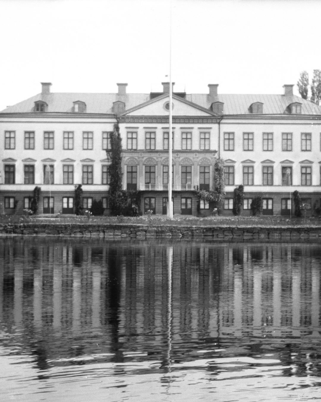 Gysinge bruk bär på hundratals år av liv, arbete och förändring. Här börjar berättelsen - resten upplever du på plats. 🍀
Nyfiken på mer? Historien finns kvar i detaljerna och berättas allra bäst på plats. Boka en guidad tur runt bruket och dyk ner i historien på riktigt!
Kontakta oss för bokning:
Info.gysingeherrgard@julahotell.se
0291 - 73 46 00