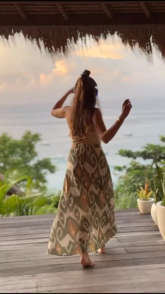 I found MY way🤍
Elke keer een laagje dieper,
Deze training was een bijzondere deep dive,
een thuiskomen, een community.
Flow dance heeft me verrast in alle opzichten.
De diepte, de muziek, meditatie, adem, vrijheid in bewegen, loslaten, doorvoelen, omarmen. Het was een week om nooit te vergeten.
Flow dance meditation is a practice for LIFE!
En dat kan ik voelen, ik kan niet wachten om dit met jullie te mogen delen.
Mijn intuïtie bracht me hier en ik ben dankbaar dat ik naar haar mocht luisteren.
To be continued 🦋🤍
With much love,
Roëlle
#flowdancemeditation
@flowdancemeditation