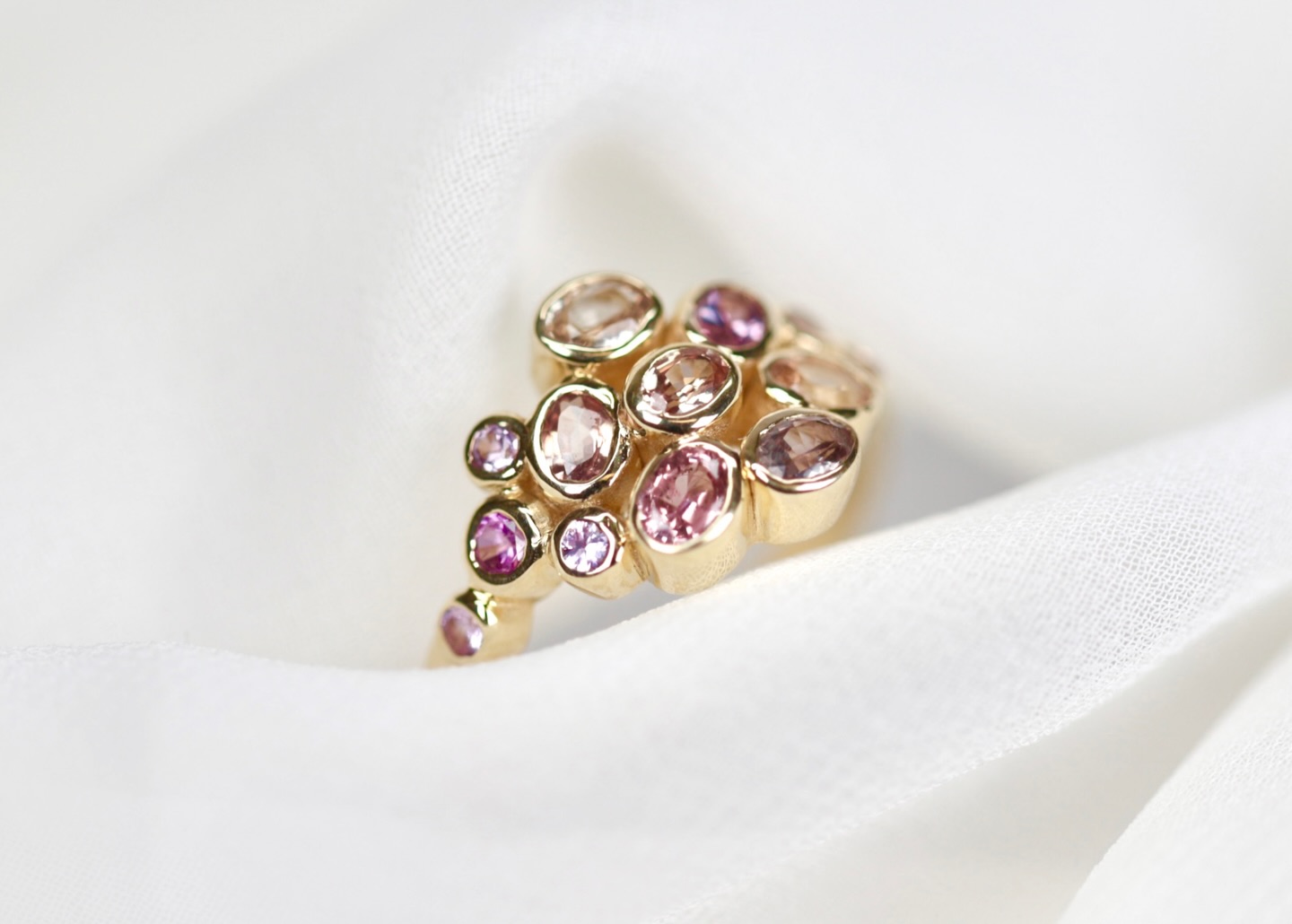 The Celestia Ring truly stands out. Just look at that stunning colour of the 14 padparadscha sapphires set in yellow gold. It’s on our website now and ready for you to collect 😊
#vujewellers #padparadschasapphire #goldjewellery #queenstown #highendjewelry