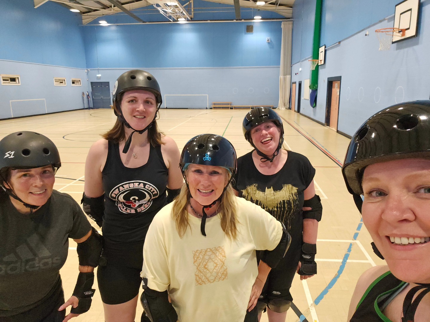 A proper sweaty session tonight - 33°C outside temperature made for a rather warm one! 🔥 🥵
This lot showed up and SHOWED UP though!
We did a skatey skatey one tonight in order to create our own breeze 😂
Why not join us sometime? Www.skatefitness.co.uk to book your slot.
I love Thursdays ❤️
#skatefitness #fitnesscanbefun #swansea #sweatyeyebrows #cardio #endurance #ilovethursdays #literallydead
