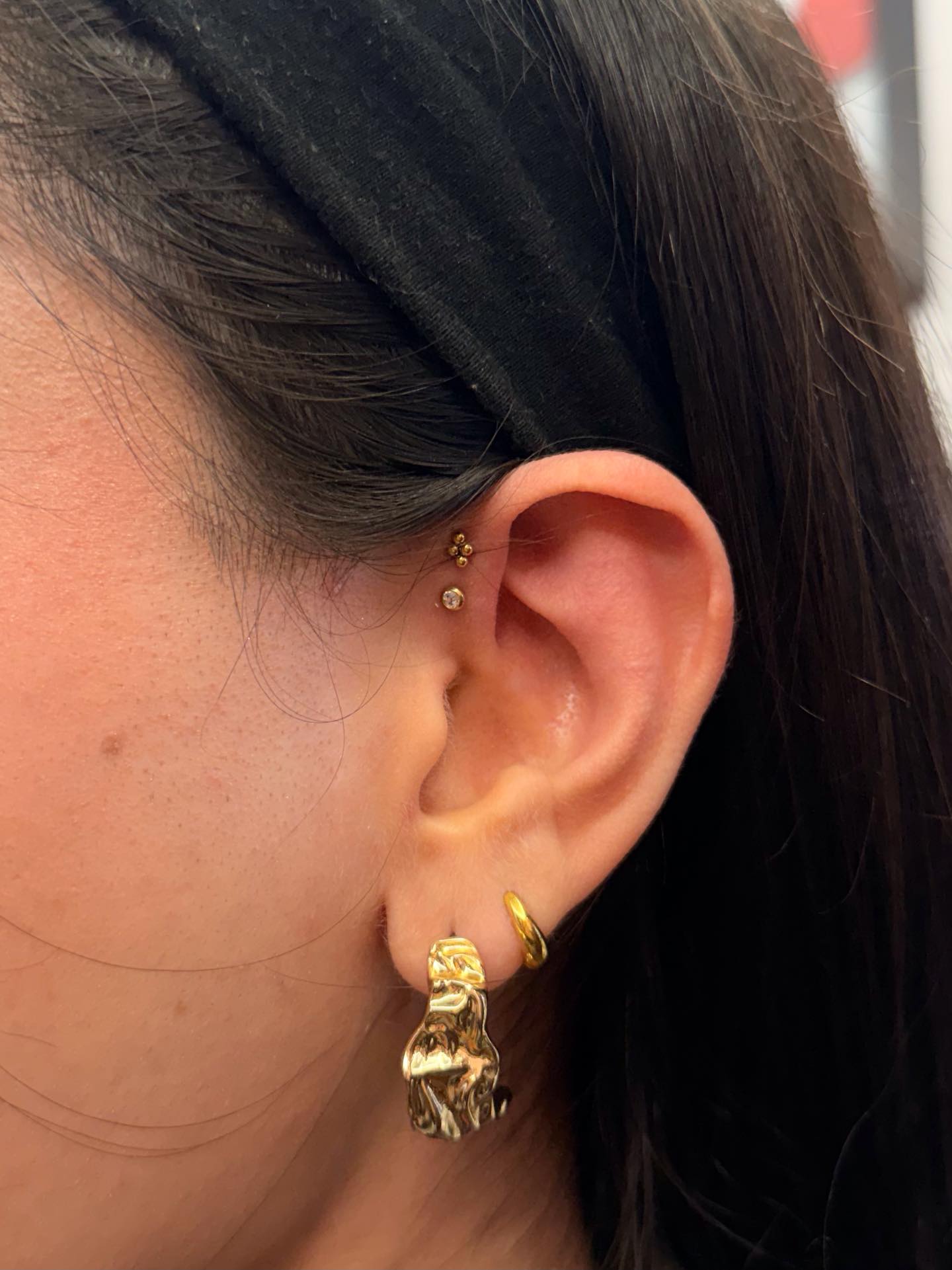 Forward helix service performed by our wonderful @emjem_bodypiercer with a 2.5m Gold PVD Ti Flat Gem attachment and a Gold PVD Ti 4 Ball attachment⭐️🫧