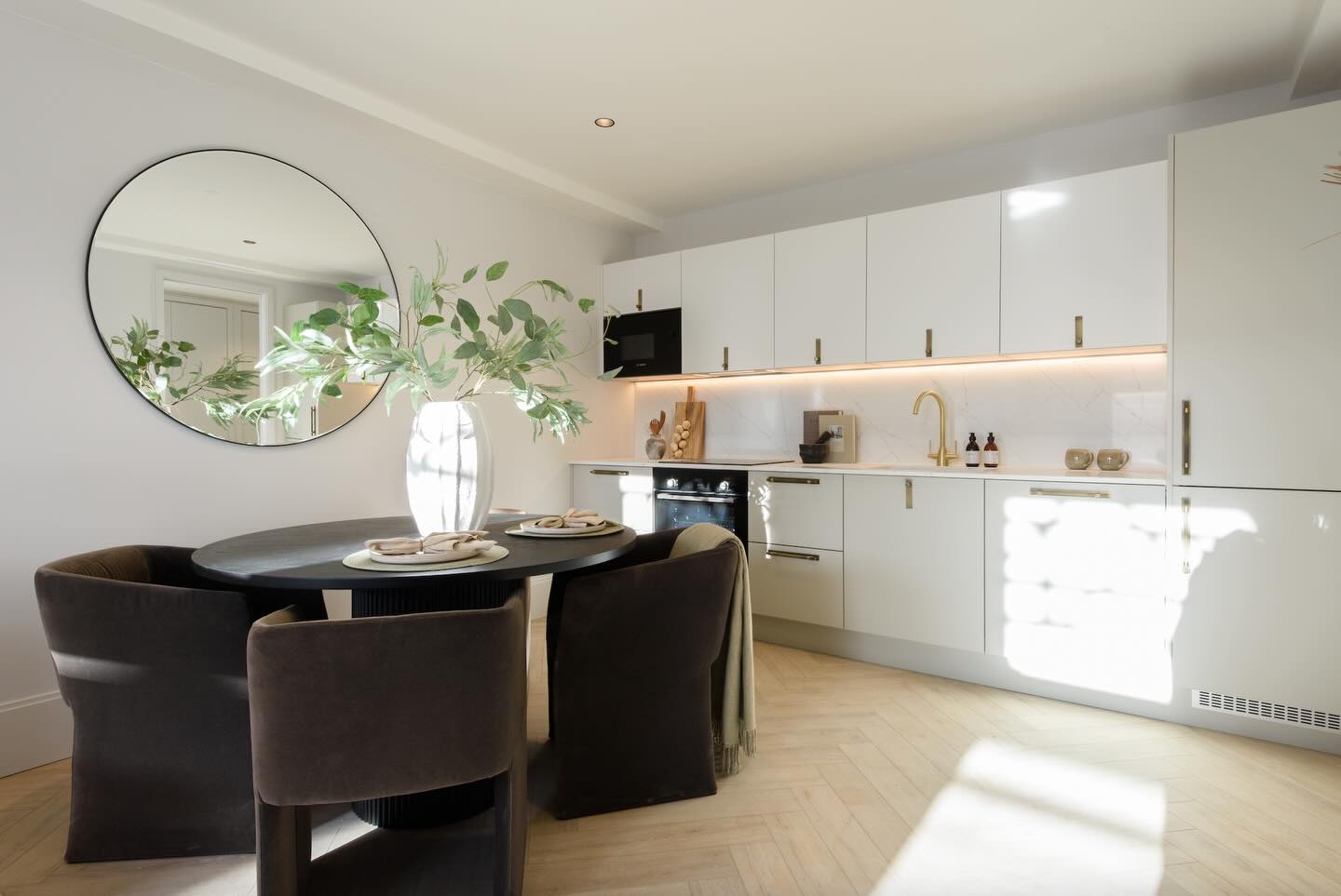 The kitchen really is the heart of the home at W Broadway.
British-made bespoke cabinetry, marble-effect worktops with full splashback, and under-cabinet LED lighting create a space that feels both practical and considered, designed to be used every day, not just admired.
Agents: @gibbsgillespieea + @hamptons1869