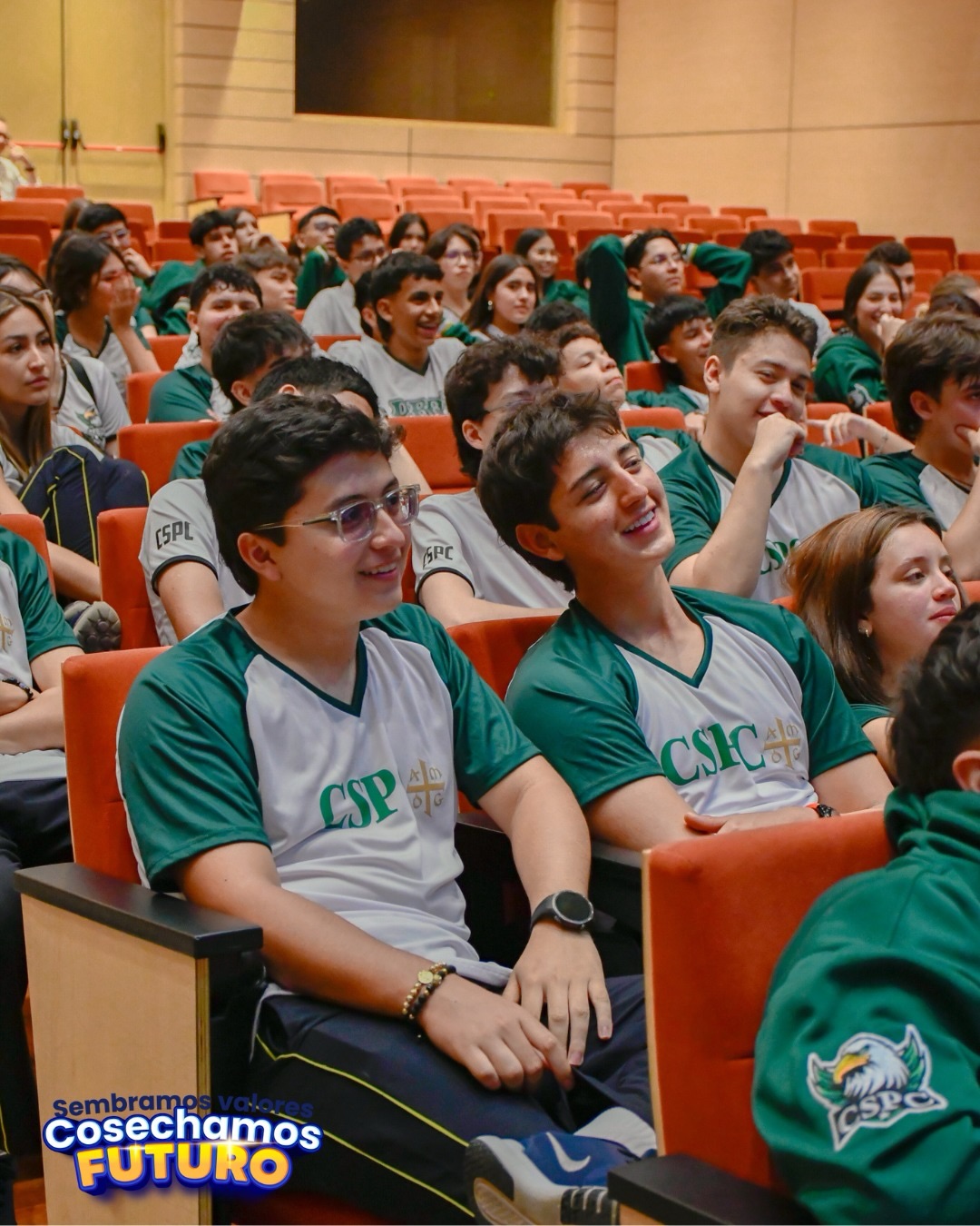 🎭✨ Identidad que se vive y se representa ✨🎭
En el marco del Proyecto Interdisciplinar de grado 11°, los profesores del consejo sorprendieron a los estudiantes con la puesta en escena del sainete “La jijuepuerca muela”, presentado en el auditorio Carlos Ardila Lülle.
Una obra cargada de humor y tradición, con guion adaptado por el profesor Edwin Suárez, que abre el camino a la reflexión sobre la identidad santandereana y esos rasgos que nos definen y nos orientan como nacidos en esta tierra.
Porque reconocernos en nuestra cultura también es una forma de aprender. 💛❤️
#IdentidadSantandereana #ProyectoInterdisciplinar #CulturaYSaber #OrgulloSantandereano