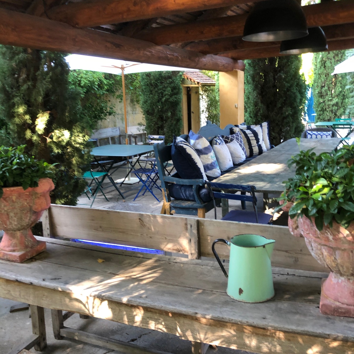 🌿 Quand l’authenticité provençale rencontre l’élégance d’un domaine d’exception.
#LieuDeMariage #MariageVaucluse #DomaineDeReception #WeddingVenueProvence #SouthOfFranceWedding