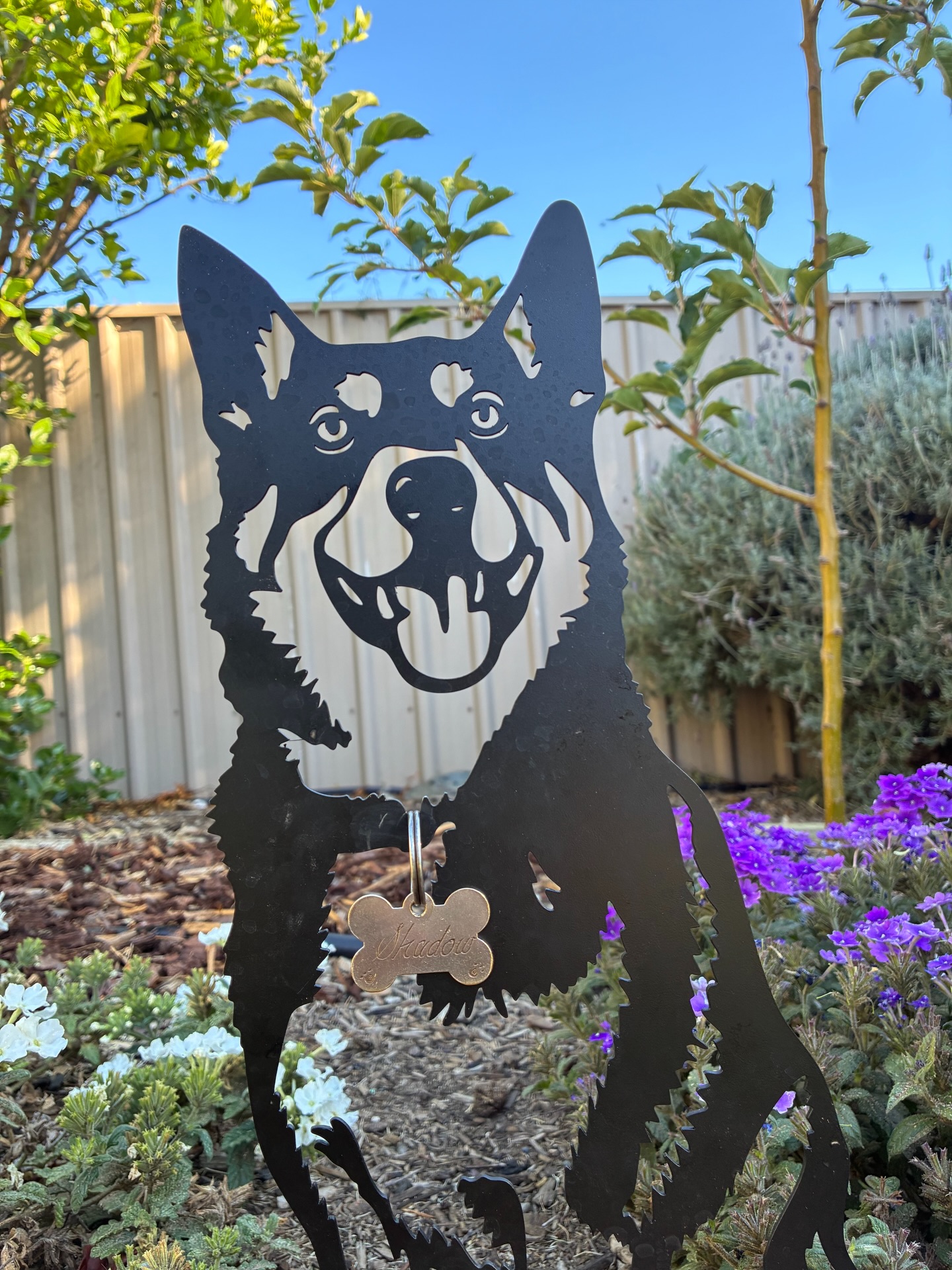 Shared with us by one of our lovely customers, this custom pet memorial is one that’s really stayed with us 🤍
We’re always moved seeing where these memorials find their place. The spots chosen, the little personal additions, the ways each family makes the piece their own.
It’s details like Shadow’s name tag that stay with us well beyond the making process, quietly reminding us just how important our work really is.
Thank you for trusting us to create something that holds such meaning 🐾