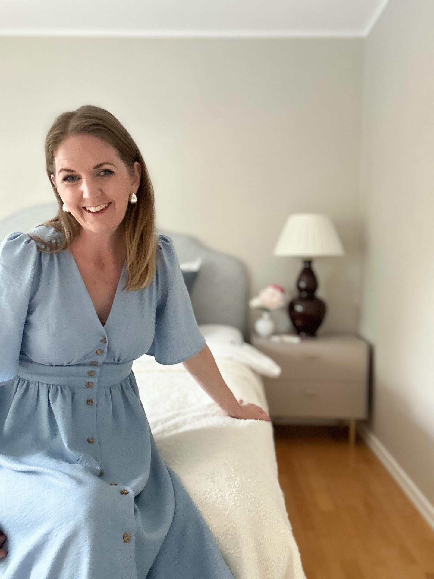 Så många nya följare som har hittat hit på sistone, så tänkte att det kunde vara på sin plats med en liten presentation om mig själv. ✨
Jag som driver Grace interiör & design heter Caroline och har nu jobbat med inredning på olika sätt sedan 2016. Då räknar jag inte in mitt livslånga intresse för inredning, något som växte sig ännu starkare när vi byggde vårt hus för snart 11 år sedan.
Jag brinner mycket för just hemmet, men också för andra miljöer som får oss att andas lite lugnare. Jag drivs inte av trender, även om jag tror att vi alla påverkas av dem mer eller mindre. Men att jobba med genomtänkta, tidlösa och personliga miljöer är det roligaste jag vet.
Jag har alltid haft lätt för att se helheter, men också för att lägga märke till de små detaljerna som gör skillnad. För mig handlar det mycket om känsla – att förstå människor, läsa av behov och skapa trygghet i processen. Jag tror därför att jobbet som just inredningsdesigner passar mig så bra. Jag går hellre några steg extra för att göra mina kunder nöjda.
Personligen älskar jag klassisk inredning med en modern twist, och kombinerar gärna färg med mer dämpade neutrala ytor.
Grace interiör & design är mitt sätt att kombinera estetik med omtanke. Här får varje hem och varje uppdrag växa fram med respekt för både platsen och människorna som ska leva där.
Vackert, hållbart och personligt – precis som jag tycker att inredning ska vara. 🤍
Du som har hittat hit - berätta gärna vem du är! 🤗