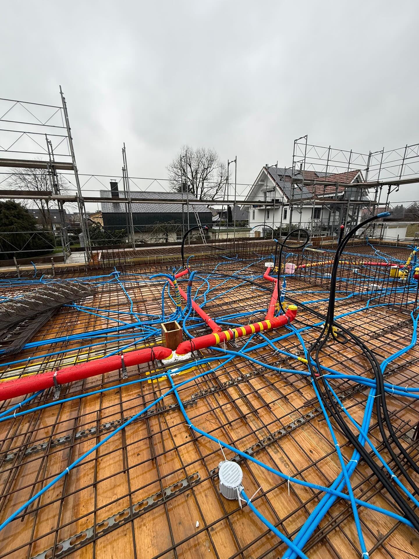 Neubau Mehrfamilienhaus 🏘️✨
Einlegearbeiten erfolgreich abgeschlossen.⚒️
#schneitterag #sanitar #baustelle #suissetec #neubau