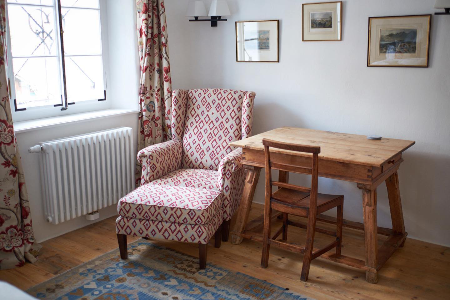 Wishing you a happy and relaxing weekend… mixing so many interior styles…#bauernmöbel #landhausliving
Wir wünschen ein schönes Wochenende…. Eine komplette Mischung von so viele Eineichtungsstile