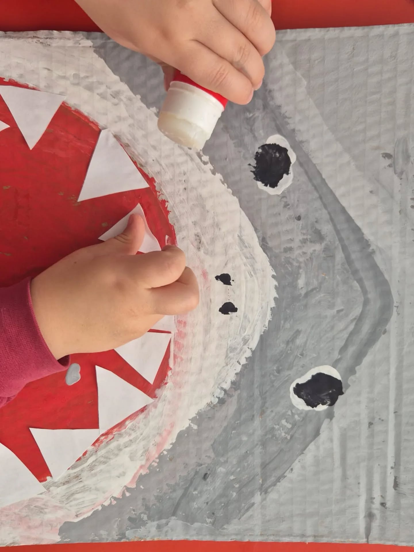 Aquests darrers dies hem tingut una feinada preparant les nostres disfresses per #Carnestoltes! Per exemple, aquí podeu veure els nens i nenes d'#I4 elaborant-ne les seves 🎉