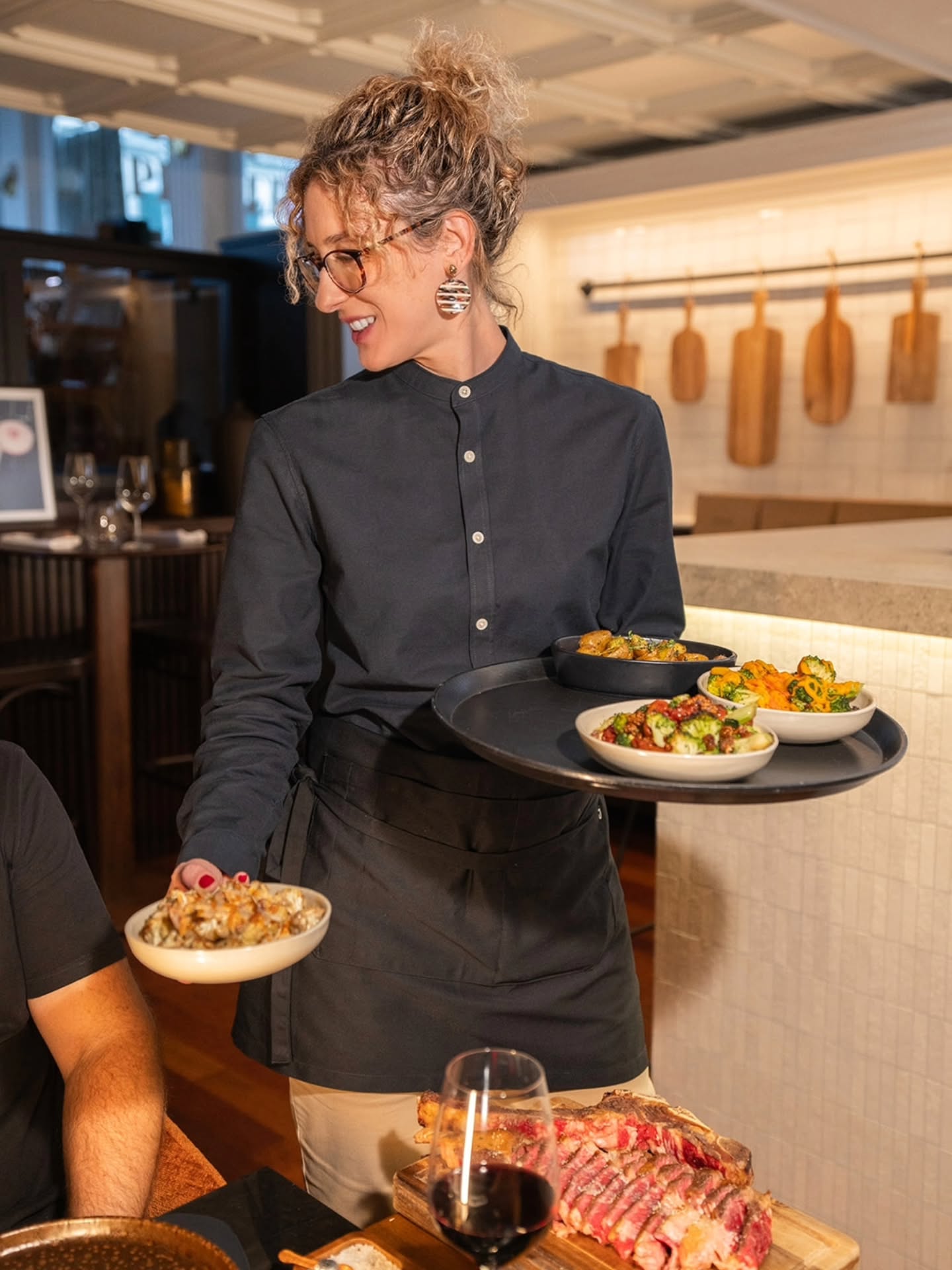 Chez nous, on vous reçoit comme à la maison.
Un sourire à l’arrivée, une attention à chaque table,
le temps de vous conseiller et de bien faire.
On aime le bon produit mais surtout les moments partagés autour de la table.
Installez-vous, on s’occupe du reste ✨️
#lausannefood #goodvibesonly❤️ #instafood #lausanne #vaud