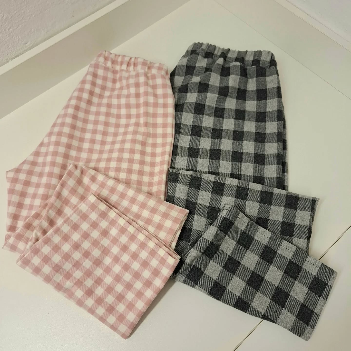 Herr Tim von @studioschnittreif
Habe gerade gesehen, dass sich noch ein paar Weihnachtsgeschenke in der Galerie versteckt haben.
Dabei möchte ich euch diese beiden Pyjamahosen nicht vorenthalten. Genäht aus Baumwollflanell für 2 Teenager.
Die werden wohl gerne getragen.
Das freut mich sehr 🫶🏻
#studioschnittreifherrtim #studioschnittreif #nähenfürteens #pyjamahose #ateliermayara