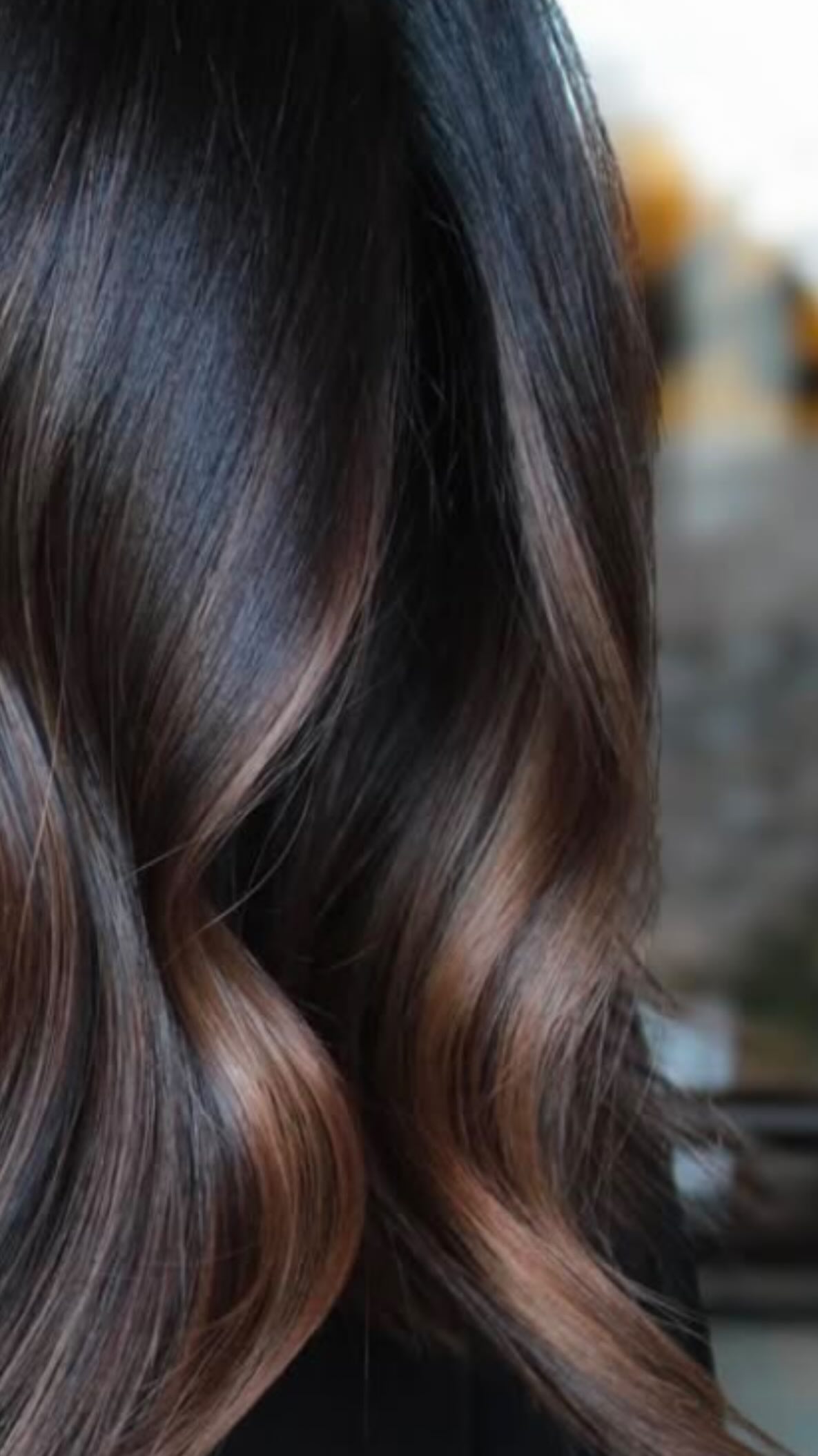 Changement sur ma copine Céline 🤍✨
Elle voulait du changement !
Petit carré plongeant et ombré hair cuivré
On en pense quoi ?
#instalike #ombrehair #coiffeur #hair #hairdresser