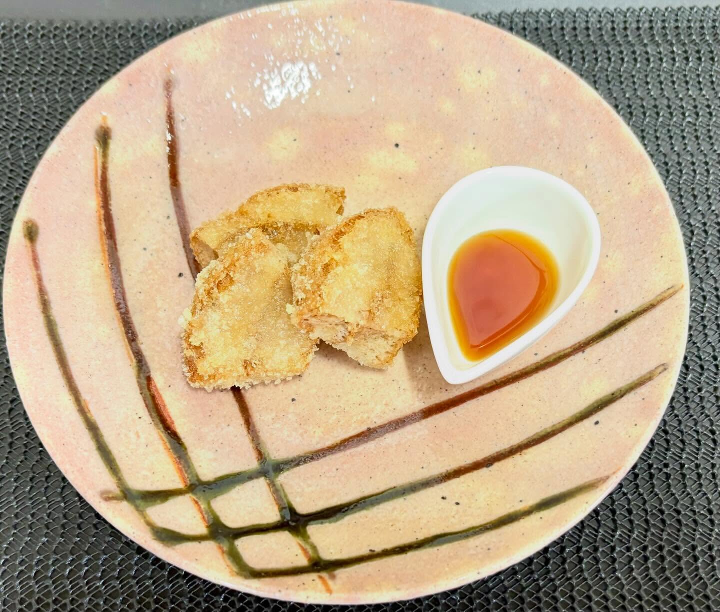 建国記念日の今日も、
たくさんのご来店ありがとうございました☺️💕✨
じつは、
古事記・日本書記は、
時の支配者に作られた物語で、
それ以前からの歴史を記した古文書があり、
そこには、
地球人の始まりや、
日本人のルーツなども書かれていて、
日本は世界に誇る地球のルーツでもあるようです。
兎にも角にも、
いまがあるのは、
ただただご先祖さまのおかげで、
誰一人欠けても私達の存在は無く、
ひたすら感謝しかありません🙏✨
当店では、
ごはんプレート主菜の揚げ物が、
別注単品メニューとしてひそかな人氣です♪
本日はなぜかカレーが一番人氣🍛✨
辛くないスパイスカレーで、
レモンの酸味がクセになると、
リピーターさま続出です♪
早くも明日木曜日が今週の営業最終日💦
明日もみなさまのお越しを楽しみにお待ちしてます♪
埼玉県行田市北河原1178
☎️048-594-6041
🈺金・土曜日定休
10〜16時(15時L/O)
心と体が喜ぶ自然食カフェ
&
DRTレイキ整体・APOLLONIA
#和庭
#わにわ
#カフェ
#オーガニック
#ナチュラルフード
自家焙煎
ハンドドリップコーヒー
動物性不使用
自家製野菜
パスタランチ
ヴィーガンカレー
自家製味噌
生米パン
生米マフィン
マフィン
有機
玄米
自然食
ランチ
パワースポット
開運
埼玉
行田
熊谷
深谷
羽生
加須
群馬
太田
大泉
明和
千代田
館林