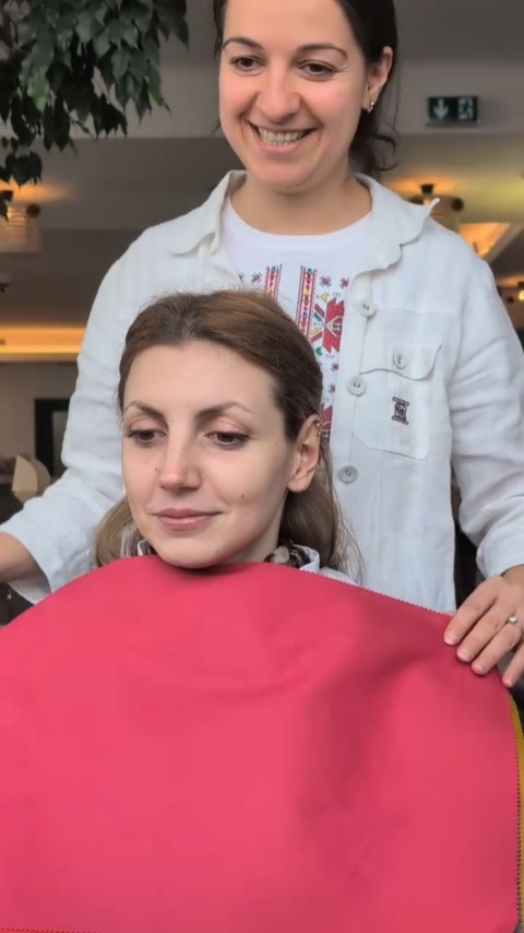 🩷❤️ Pinks and reds are so important when assessing the qualities of the skin tone! Different hues of red and pink react with the colors in the skin based on the amount of yellow in the color.
😍 People with a cooler tone will harmonize with cooler reds and pinks, while warmer skins will sit better next to tomato reds and peachy colors.
✨In the case of my client, her skin develops a sallow tone the moment I put the peach next to her. On the other hand, the cooler red gives the needed intensity and radiance you want from a color!
❄️ Sisi is a winter and can wear cool and more saturated colors.
If you want to see yourself on all your radiance, visit my website or dm me here! I do personalized color pallets and online and live color analysis in Sofia. Bulgaria.
--------------
🩷❤️ Розовите и червените цветове са толкова важни, когато оценяваме качествата на цвета на кожата! Различните нюанси на червеното и розовото реагират с цветовете на кожата въз основа на количеството жълто в цвета.
😍 Хората с по-хладен тон ще се хармонизират с по-хладни червени и розови, докато по-топлите кожи ще стоят по-добре до доматеночервени и прасковени цветове.
✨В случая с моята клиентка, кожата ѝ придобива жълтеникав оттенък в момента, в който сложа прасковения цвят до нея. От друга страна, по-хладното червено придава необходимата интензивност и сияйност, които търсим в цветовия анализ.
❄️ Сиси е зима и може да носи студени и по-наситени цветове.
Ако искате да видите себе си в целия си блясък, посетете моя уебсайт или ми пишете тук! Правя персонализирани цветови палитри и цветови анализ на живо в София, както и онлайн!
#анализнацветове #софия #цветовианализ
#coloranalysis #sofía onlinecoloranalysis radiancecolors