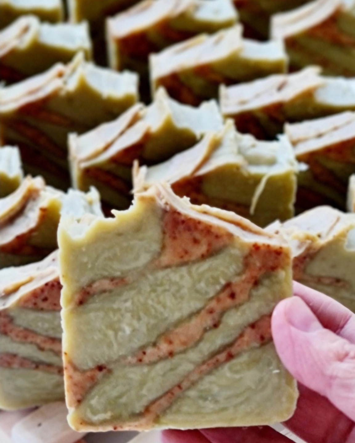 Seviyoruz bu işi!!
%100 Doğal DEFNE & ZERDEÇAL SABUNU
%100 saf, soğuk sıkım yağlardan, soğuk prosses
yöntemiyle oluşmuştur
Gözenekleri derinlemesine temizler.
Doğal peeling görevi görür.
Varolan sivilceleri kururturken, yeni sivilce
oluşmasinın önüne geçer.
Ciltteki ve kafa derisindeki kaşıntıyı hafifletir.
Kepek oluşumunu gidermeye yardımcıdır.
Cilde canlılık kazandırır.
Saçta derinlemesine temizlik sağlar, saçı
yumuşatır.
Ayak mantarını rahatlatır.
Kendine has kokusuyla tazelendiğinizi hissettirir.
İçindekiler:
Zeytinyağı
Hindistan cevizi yağı
Palm yağı
Aspir yağı
Hint yağı
Defne yağı (yüksek oranda defne yağı
kullanılmıştır)
#purlennatura #doğalsabun #defnesabunu #doğalcilttemizliği #ciltsabunları