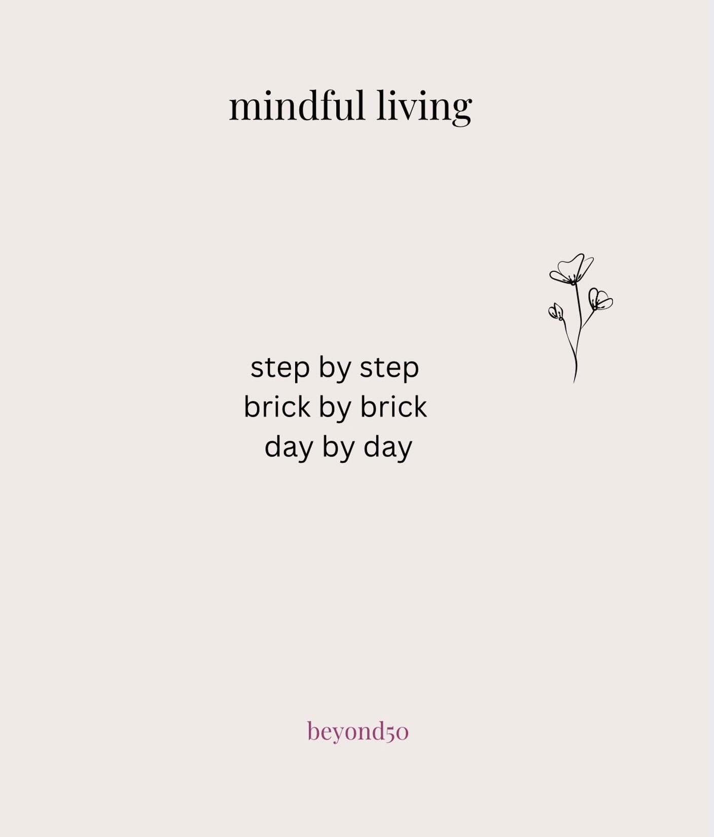 Τίποτα στη ζωή δεν χτίζεται βιαστικά.
Χρειάζεται μόνο να κάνουμε το επόμενο βήμα και να πάρουμε την απόφαση να το κάνουμε με παρουσία. Και συνέπεια. Με ρωτούν για θέματα wellbeing. Το wellbeing δεν είναι μεγάλες αποφάσεις αλλά μικρές καθημερινές επιλογές. Οπως να κάνεις κάποιες ασκήσεις έστω και για 20 λεπτά. Να κοιμηθείς λίγο νωρίτερα. Να μην ειναι το κινητό το πρώτο πράγμα που κοιτάς όταν ξυπνάς. Να τρως λίγο πιο συνειδητά.
Βήμα βημα, μέρα με τη μέρα
#beyond50 #livelifewell_gr #wellbeing #consciousliving #mindset