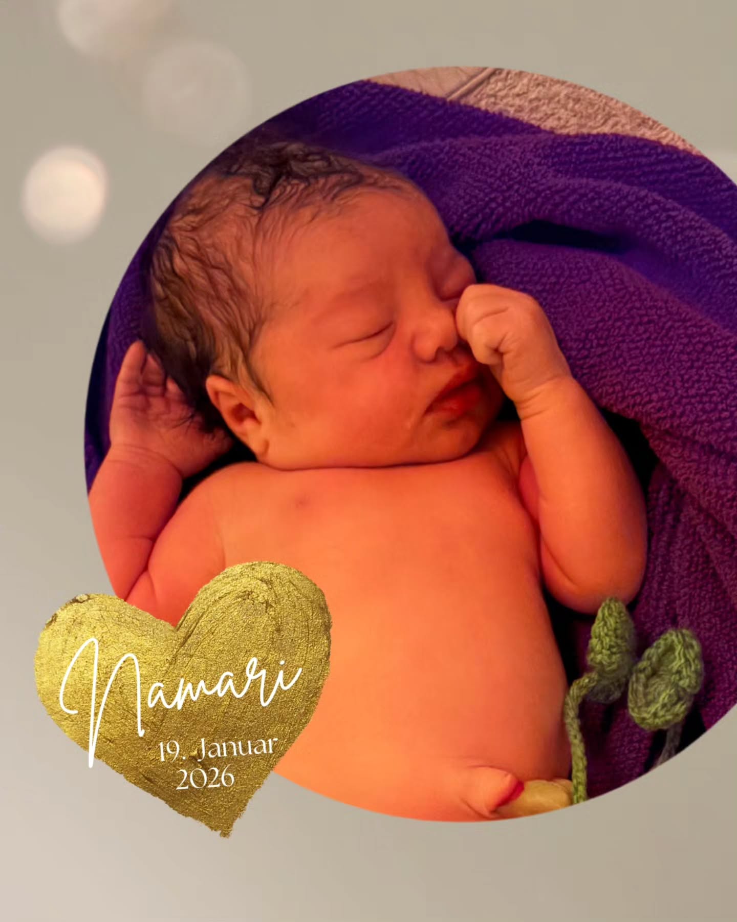 Herzlichen Willkommen Namari✨️
Schritt für Schritt hast du dich auf dem Weg gemacht.
Es war schön zu beobachten, wie der Körper deiner Mama ganz langsam die Intensivität deiner Geburtswehen steigerte.
Deine Eltern waren ein super Team und durften dich dann 12 Stunden nach Blasensprung und 10 Stunden nach Wehenbeginn in die Arme schließen.
Schaut undendingt in die Bilderreihe. Wir dürfen euch an dieser Geburtsreise teilhaben lassen. Vielen Dank dafür! 😍
#geburtsreise #außerklinischegeburt #team #selbstbestimmtgebären #2