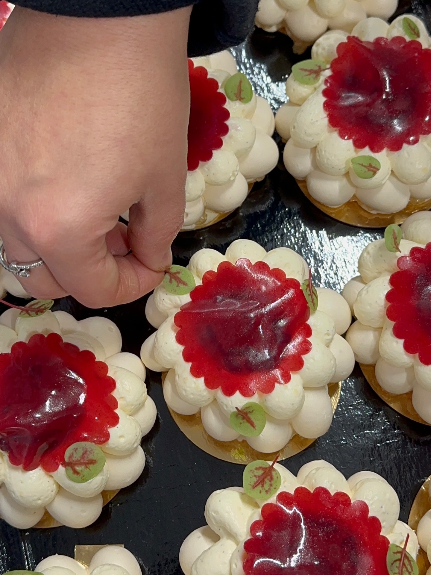 ✨ Récap’ de nos dernières créations !
Ces dernières semaines ont été riches en prestations, en créativité & en gourmandises.
Brunchs, petits-déjeuners, repas à thème, privatisations, prestations à domicile, desserts maison et amuse-bouche sur mesure…
On a peut être oublié quelque chose ? 😛
Chaque événement est pensé avec exigence, créativité et produits de saison & juste pour … VOUS !
Merci à nos clients : professionnels, particuliers, association, entreprise, copain / copines, épicurien(ne), touriste de passage, famille gourmande, pour votre confiance, car sans vous il n’y aurait pas tout cela 🥰.
Laquelle de ces créations, aimeriez vous goûter ? 🤭
BONUS : découvrez notre nouvelle recette signature dans la dernière slide 🎞️
#traiteur
#cuisinecréative
#gastronomie
#centrevaldeloire
#bourges