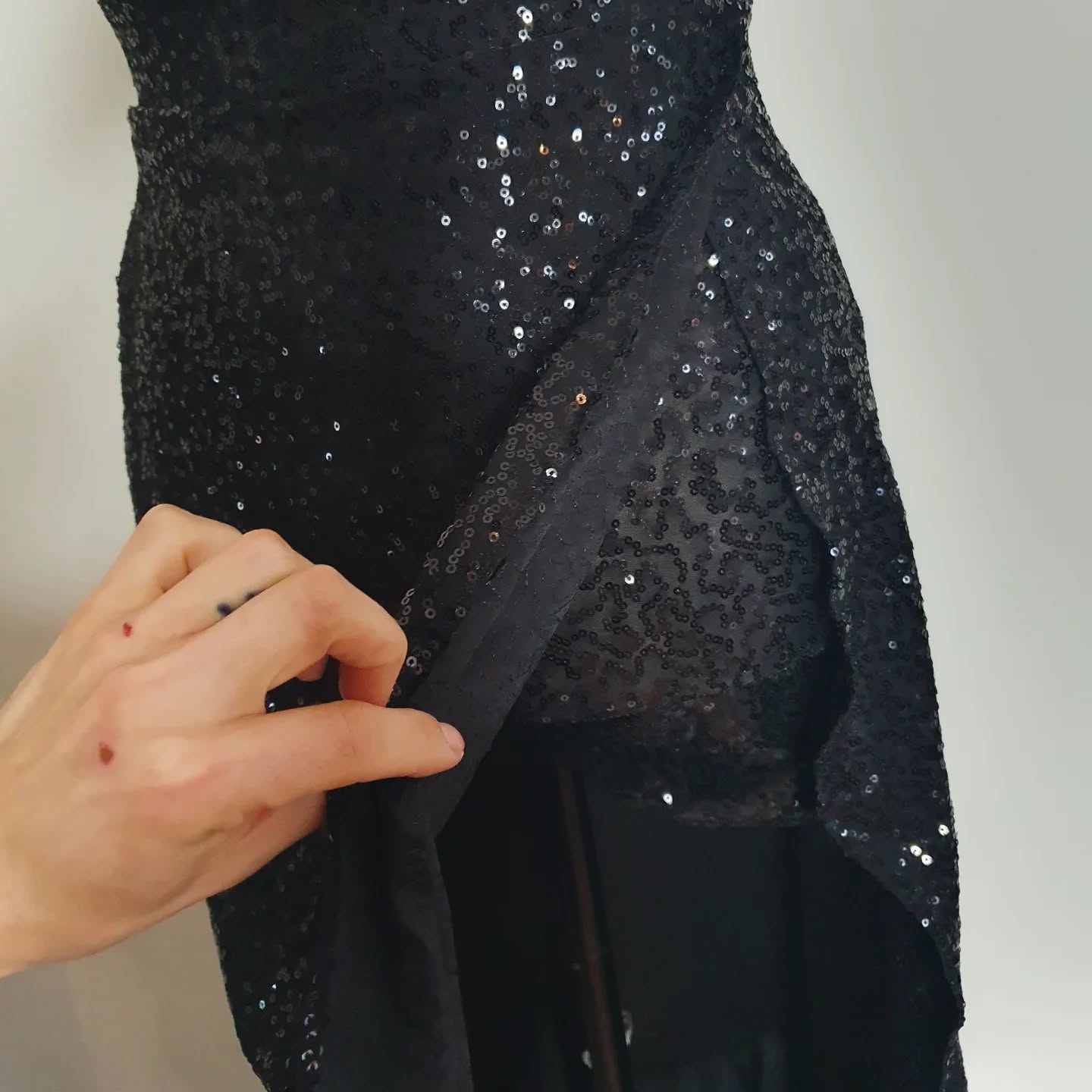 It's a little hard to see (as it should on stage!), but this dress has shorts.
It's a leotard made with lining and fully stretch, ready to be move in much more, than sitting pretty.
#circuscostumedesigner #circuscostume #costumemaker #poledancemotivation #aerialcostume