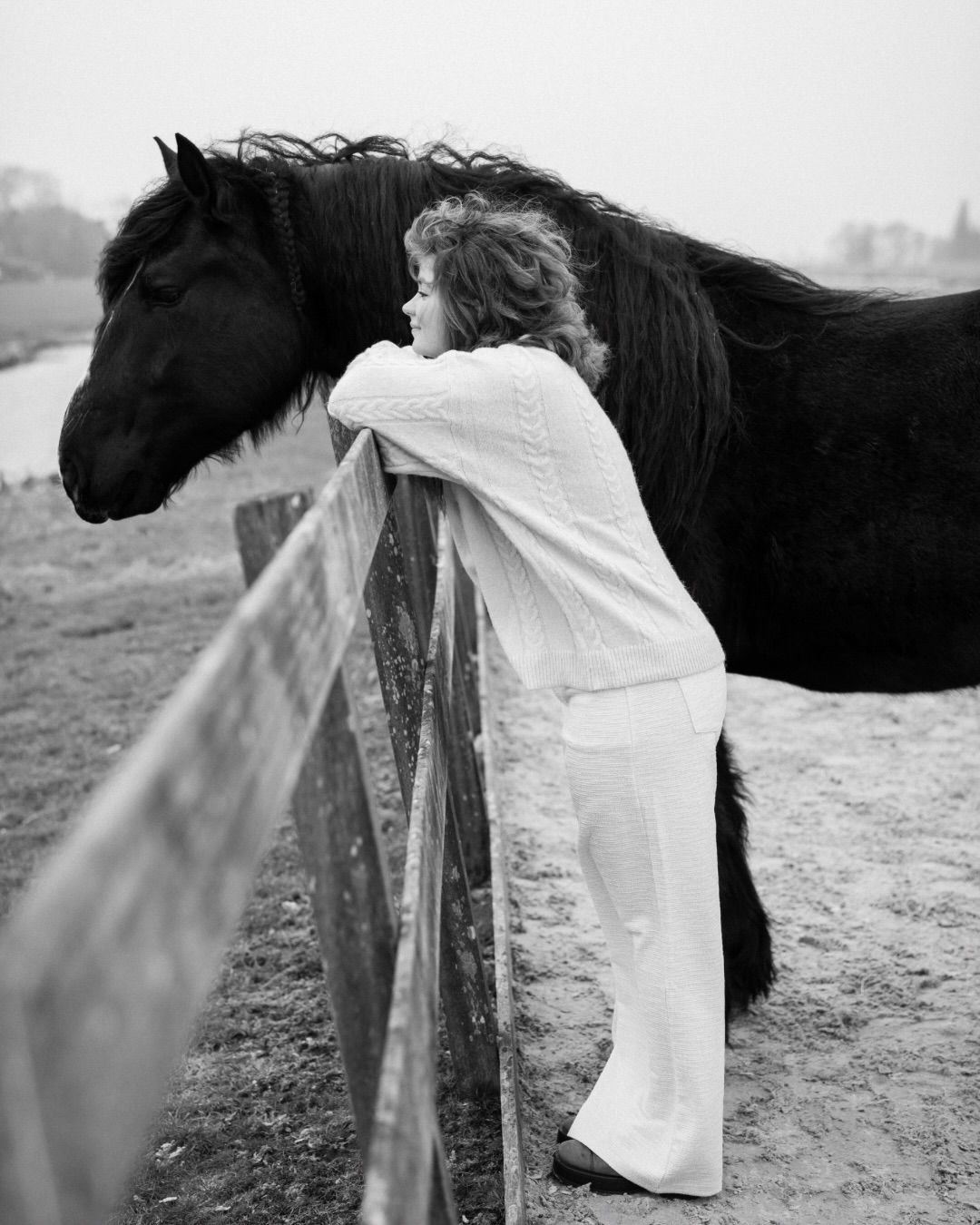 Deze fotoshoot was zo onwijs leuk! Een shoot met een paard stond al een tijdje op m’n wishlist en vorige week was het zover 😍
@floor_veenman ging samen met haar nieuwe paard Mistral op de foto. Voordat ik er was had ze hem natuurlijk uitgebreid verzorgd zodat hij er helemaal klaar voor was. Maar 5 minuten voordat we begonnen besloot hij diep de hooibak in te duiken 😂 (check de laatste foto). We hebben zo gelachen om zijn onschuldige blik!
Nadat - bijna - alle plukjes hooi uit de manen gekamd waren konden we beginnen.
Hier een paar van m’n lievelings zwart wit beelden💛
#paarden #paardenfotografie #fotoshoot #paardenfotograaf #fotograafamsterdam