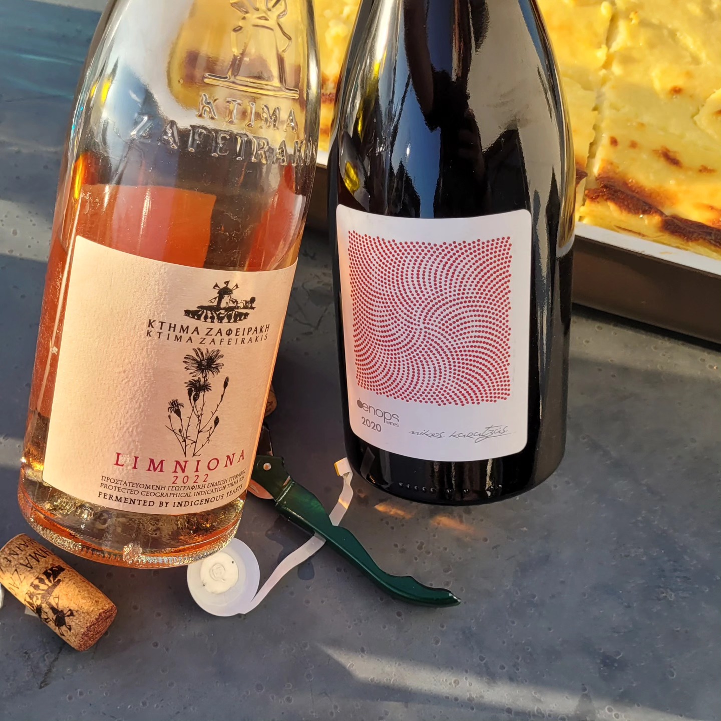 How lovely! Finally, some spring weather perfect for enjoying wine and food outside. Two of my absolute favourite wines from the fascinating Limniona grape paired beautifully with homemade pastitsio: the elegant 2022 rosé from @domainezafeirakis and the red Limniona from @oenopswines (2020). It's particularly exciting to see how nicely the Oenops Limniona has developed with a bit more bottle age—such elegance and depth now!