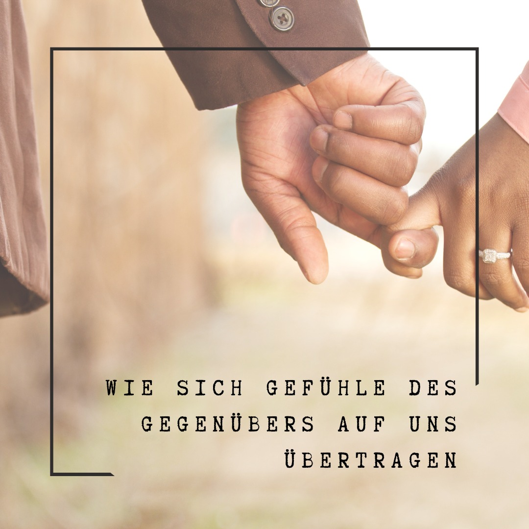 Wie sich Gefühle des Gegenübers auf uns übertragen
Manchmal spüren wir Stimmungen, bevor ein Wort gefallen ist.
Die Anspannung eines Menschen steckt an, die Traurigkeit zieht uns mit runter – oder umgekehrt bringt uns die Ruhe des Gegenübers wieder ins Gleichgewicht.
Dieses Phänomen nennt sich emotionale Resonanz: Unser Nervensystem reagiert auf das, was der andere ausstrahlt. Nähe bedeutet dabei nicht nur körperliche, sondern auch energetische Verbundenheit – selbst in kurzen Begegnungen.
Aus medizinischer Sicht spielen dabei vor allem zwei Prozesse eine Rolle:
Spiegelneuronen, die die Emotionen des Gegenübers „mitfühlen“, und das autonome Nervensystem, das sich unbewusst auf den inneren Zustand des anderen einstellt.
So synchronisieren sich Atmung, Muskeltonus und Herzrhythmus innerhalb weniger Sekunden.
Wichtig ist:
Wahrnehmen, was dein Gefühl ist – und was aus der Begegnung kommt. Mit dieser Klarheit entstehen neue Möglichkeiten: weniger Reizbarkeit, mehr Verständnis und deutlich mehr Leichtigkeit im Alltag.
Ein guter erster Schritt: kurz innehalten, atmen, beobachten.
Was gehört zu mir – und was nicht?
#aarau #aargau #schweiz #gesundheit #naturheilkunde #tcm #naturheilpraktikerin #psychosozialeberatung #psychologie #mentalhealth #beziehung #achtsamkeit #spiegelneuronen #polyvagaltheorie #nervensystem #stressmanagement #holistischegesundheit #resonanz #selfregulation #mindbodyconnection #sanusvictus #naturheilpraktikerin #gesundheitsberatung