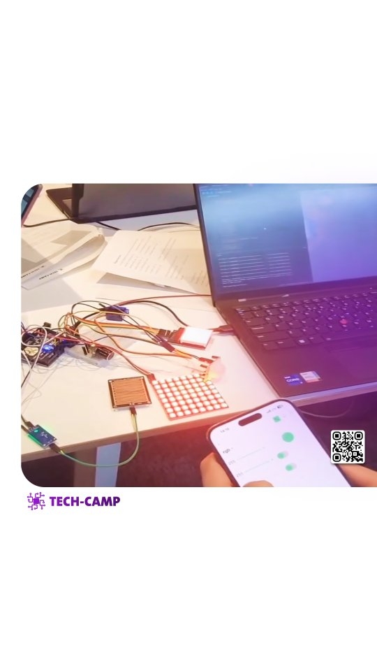 Remote Control in Echtzeit
Die entwickelten Komponenten laufen jetzt über das Online Dashboard. Lichtmatrix steuern, Bewegung live sehen, Regen erkennen und das Fenster per Motor schließen. Bei Regen leuchtet automatisch die virtuelle LED des Nutzers. Alles ist kontrollierbar.
#SmartHome #IoT #Automation #LiveDashboard #Projektarbeit