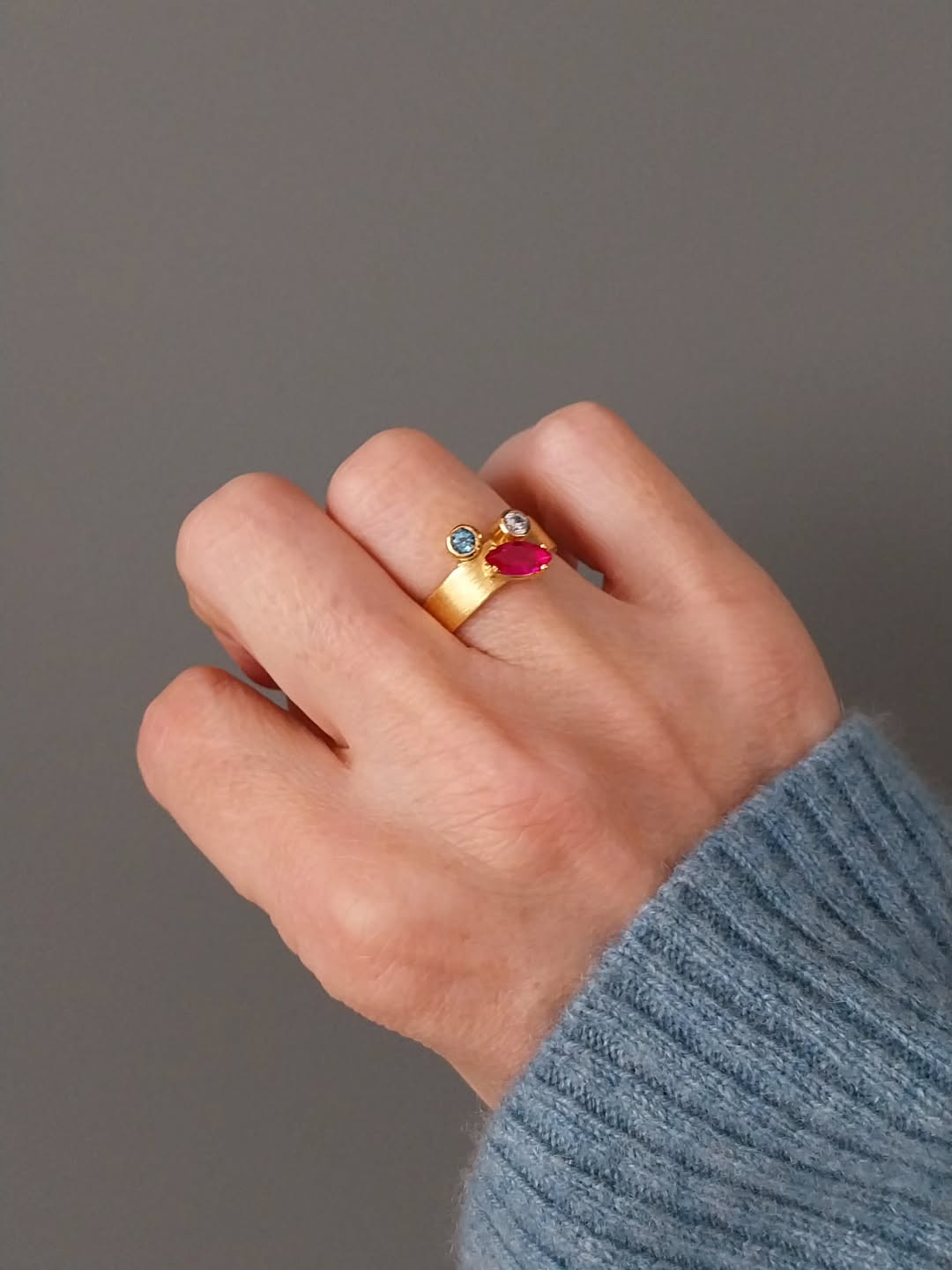 Elk juweel wordt met de hand gesmeed, met respect voor materiaal, mens en planeet.
Geen massaproductie, geen haast — maar puur vakmanschap.
Hier vind je geen flinterdunne ringen die na enkele weken verbuigen, of oorbellen die hun vorm verliezen. Elk stuk wordt bewust stevig gemaakt, zodat het generaties mee kan, niet seizoenen.
Met liefde gevormd.
Met aandacht afgewerkt.
Duurzaam in materiaal, tijdloos in ontwerp.
Dit is geen accessoire. Dit is ambacht dat je draagt.
#goudsmid
#handgesmeed
#juweelontwerp
#handmade
#goud