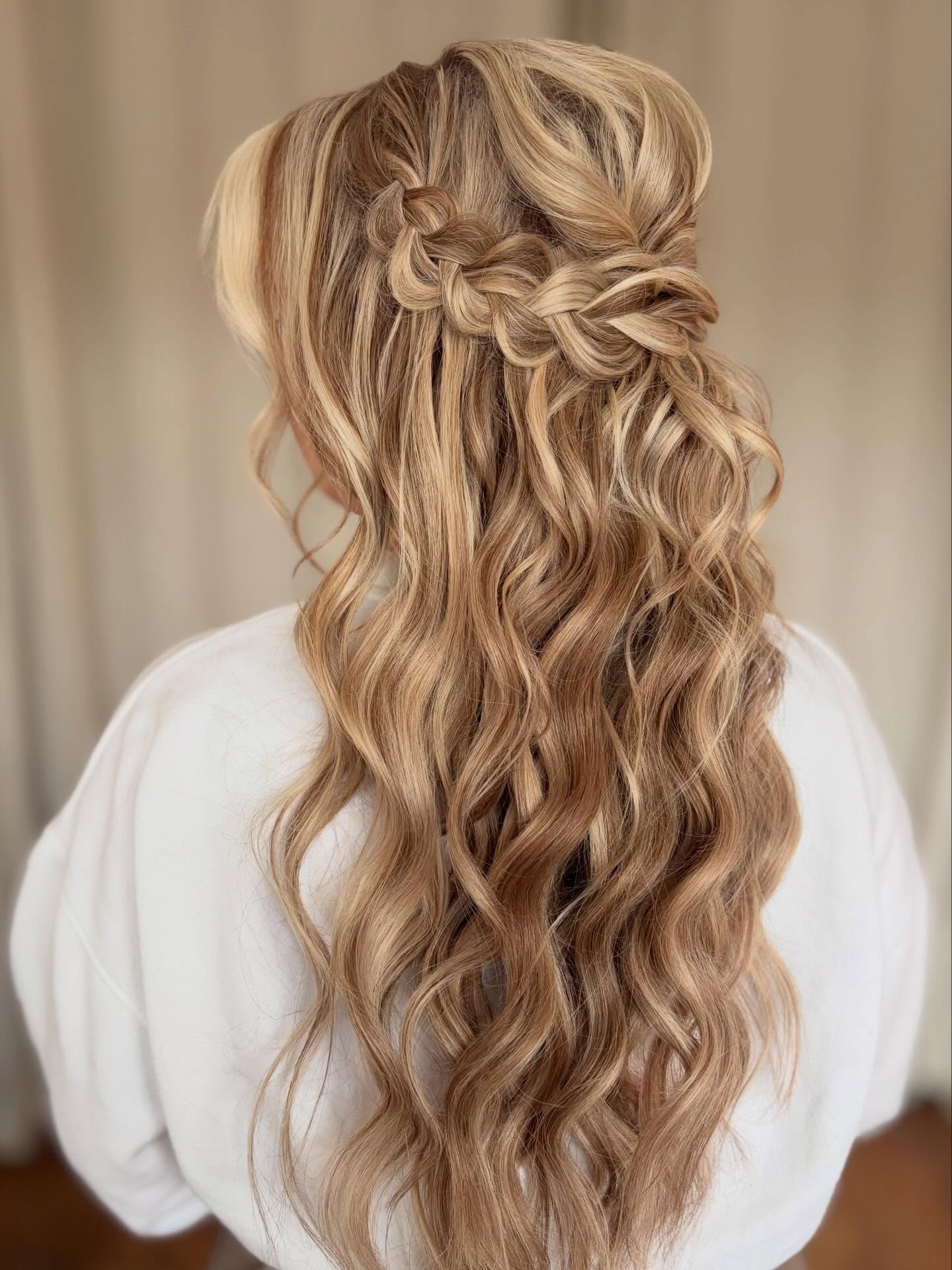 Always in love with the chunky braids and textured waves🤍
Made for a boho spring bride 🌸 soft texture, undone detail and that effortless, feminine feel.
Save for your inspiration ✨
#2027bride #stamfordbride #rutlandweddings #bridalhair #bohobride @claudiagloverr