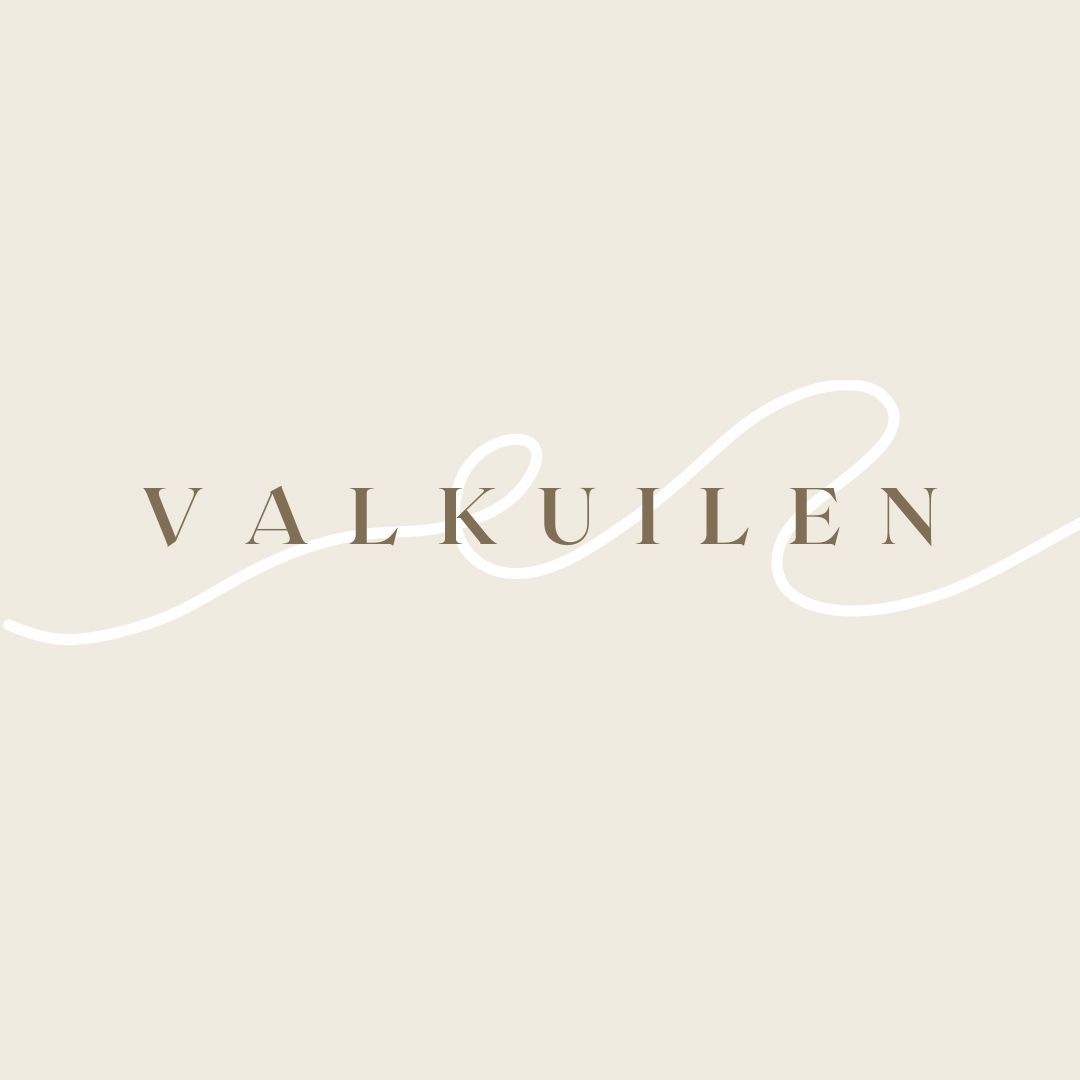 Valkuilen
Mijn valkuil is oneindig lang twijfelen en niet tot een beslissing komen.
Met als eindresultaat, onbevredigend gevoel.
Vaak heb je net even die vriendin of partner nodig die zegt: ‘’Zo je het moeten doen.’’
Maar vaak krijg je de reactie zo ‘’Zo IK het doen.’’ Herkenbaar?
Waardoor je nog meer gaat twijfelen en denk je: ‘’Past dit wel bij mij of heeft mijn partner wel gelijk‘’
Daarom zo fijn om een onafhankelijke professional bij te hebben. Ik doe bij deze even een dikke vette shout out voor mijn interieurcollega Alexandra Steenbeek - @steenbeekinterieurstyling die paar maanden geleden bij ons langs kwam om met haar blik naar ons interieur te kijken. En door goed te luisteren naar mij en Cornelis in korte tijd de oplossingen en adviezen had op de punten waar we in vast liepen.
Het gaf mij ook weer inzicht hoeveel rust je als professional kan geven aan klanten, iets wat bijna voor ons misschien vanzelfsprekend is maar van zo’n meerwaarde kan zijn!
Ondertussen zijn we stap voor stap de punten nu aan het aanpassen. Heb jij een valkuil? Deel hem in de reactie's!