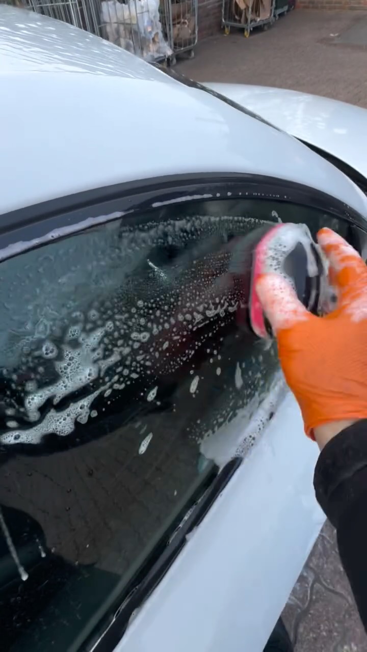 Audi TT in for its monthly maintenance. The windows had some overspray from a previous paint job managed to remove majority of it with a clay pad and a razor which I didn’t get to record. #auditt #detailinglife #snowfoam #carwaah #orpington