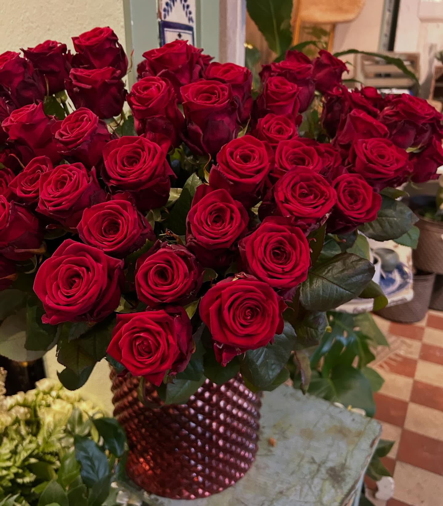 🌹Alla hjärtans dag närmar sig med stormsteg 🌹Välkommen in och välj bland alla fina blomster vi köpt in! Blir det en klassiker med röda rosor eller något vårigt med ranunkler, anemoner eller tulpaner? Oavsett vad har vi fyllt butiken till bredden med massa vackert 🌸 välkommen in till oss hela helgen! 🌸