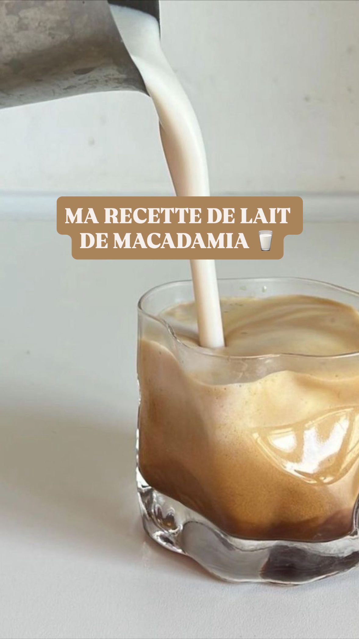 Voici ma fameuse recette de lait de macadamia maison🥛 ET ma recette de café latte onctueux! ☕️
⭐️pas d’additifs, de mauvaises huiles, d’épaississants
⭐️ très peu de glucides = glycémie stable
⭐️riche en omégas 7 = plus de Hdl = meilleur profil de cholestérol
⭐️peu d’oxalates, lectines, phytates par rapport aux autres oléagineux
⭐️très onctueux
⭐️facile à faire
Ingrédients
🥛100g de noix de macadamia
🥛1 litre d’eau
🥛sel de qualité non raffiné
🥛épices au choix: cannelle, vanille….
Mode d’emploi:
🧑🍳 tremper les noix une nuit au frigo dans un grand verre d’eau
🧑🍳rincer les noix
🧑🍳ajouter 250 ml d’eau et passer dans un blender plusieurs minutes
🧑🍳 rajouter 750 ml deau
🧑🍳passer dans filtre fin à l’aide d’une cuillère
🧑🍳 bien appuyer pour enlever tout le liquide
🧑🍳ajouter le sel et épices
🧑🍳transvaser dans une bouteille en verre
🧑🍳 garder quelques jours au frigo
Mon café latte ultra onctueux: bien mélanger le lait. Le faire chauffer dans un poêlon. Déposer dans une tasse 15 g de collagen et 15 g de MCT en poudre. Ajouter un shot de café bio. Bien mélanger. Ajouter le lait chaud après l’avoir bien mélangé. Ce latte apporte des protéines, des bonnes graisses sans faire exploser la glycémie.
L’okra peut être utilisé pour des pains, biscuits, porridge.
#macadamia #recettemaison #laitvegetal