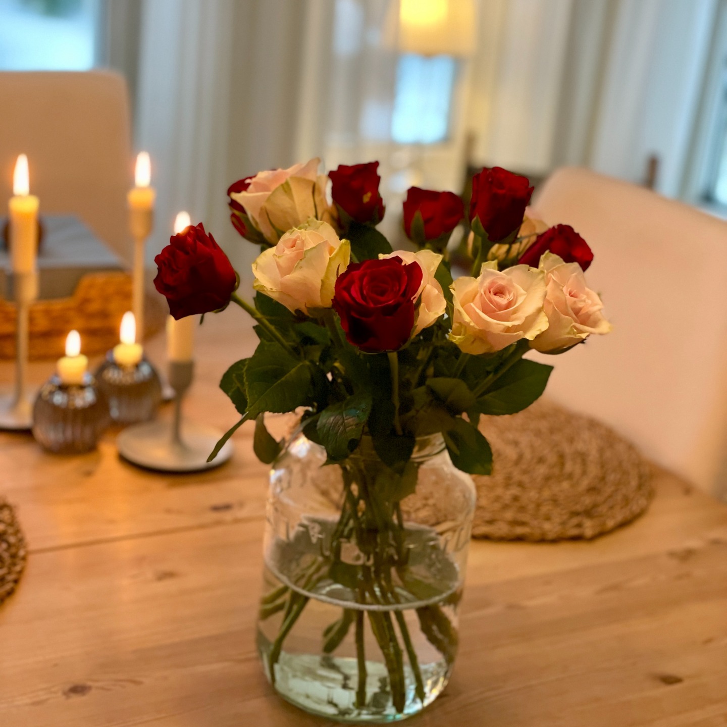 Takknemlig 🥰
Kos når sønnen kommer hjem med roser til meg på morsdagen. 🌹
Fikk litt dårlig samvittighet også for å ha glemt å sende blomster til egen mor. 🙈Skal gjøre det godt igjen. 🤗