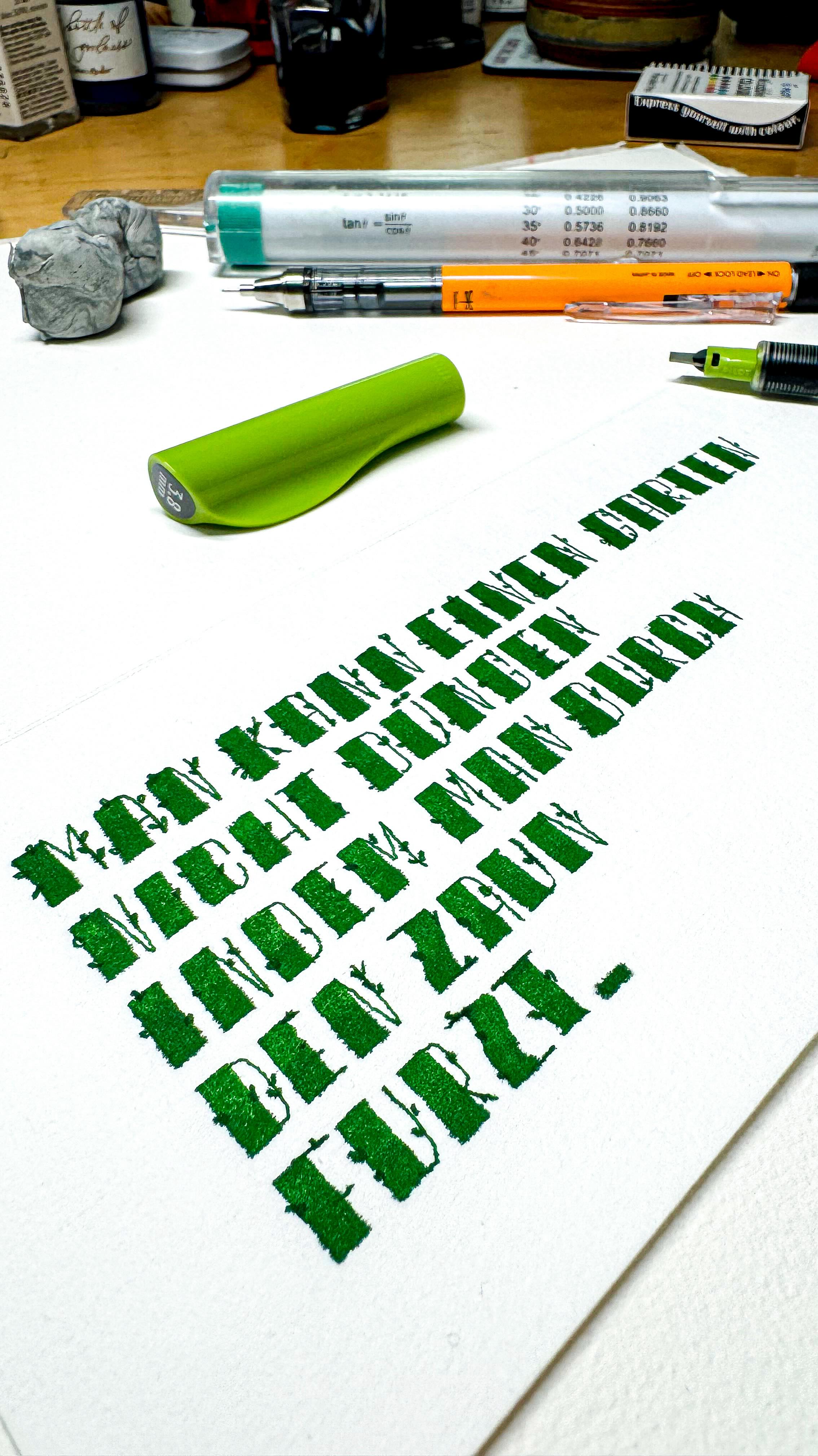 ☀️ Wie recht doch #marcelreichranicki hatte 😂
✍🏻 Die Schrift nennt sich Broadway, ist aus dem tollen Alphabete Buch von @federfein und geschrieben habe ich sie mit einem #parallelpen von @pilot_pen_deutschland
#breitfederkalligrafie #broadwayscript #funnyquote
Kalligraphie l Lettering l Illustration l Schriftkunst l Hannover