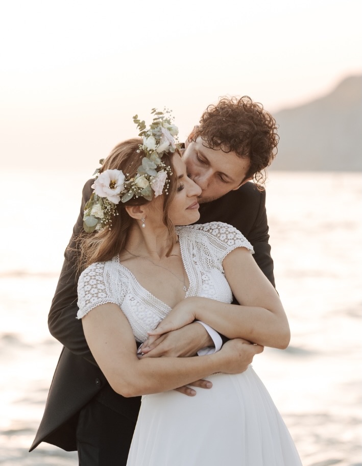 A wedding filled with genuine moments — curious little ones, a bride enjoying her day without pressure, warm hugs, and the sea quietly framing it all. Nothing staged, nothing forced.
And that’s exactly how we work.
We have fun with you, we keep the atmosphere light, and we let the day unfold naturally. That’s when the real moments happen, the ones that feel like you.
If this is the kind of energy you want on your wedding day, we’d love to be part of it.
.
.
.
@miriam_lupo
Mua: @_saracordaro_
Venue: @ristorantemadison
Flowers: @fiorilomascolo