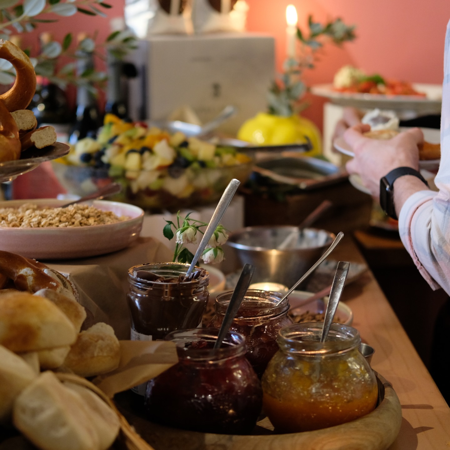 ☀️ Dolce Vita am Sonntagmorgen
Am kommenden Sonntag, den 15. Februar, geht unser
Italian Breakfast & Brunch @ ANDIAMO in die nächste Runde —
perfekt zum entspannten Ausklang nach dem Valentinstag. ❤️
Ab 10:00 Uhr erwartet euch unser Brunch mit italienischer Seele:
frische Klassiker, mediterrane Lieblingszutaten, Pizza aus unserem Langzeit-Teig, kleine Pasta-Gerichte und ganz viel Genuss.
Die Bilder zeigen Impressionen vom letzten Brunch —
und genau so soll sich Sonntag anfühlen:
entspannt, lebendig, gemeinsam genießen. ✨
Kommt vorbei, bringt Hunger mit
und startet italienisch in den Tag.
📍 ANDIAMO – Italo Pop
⏰ Sonntag, 15. Februar • ab 10:00 Uhr
🎫www.andiamo-aalen.de
📸 @barbaramitsahne