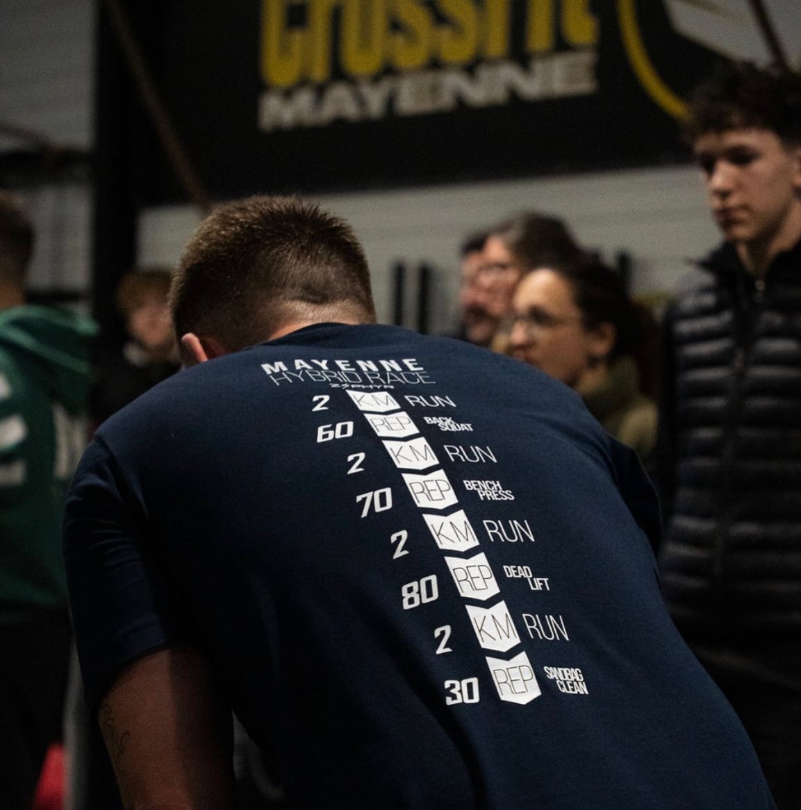 ✨ Merci à tous ! ✨
Ce dimanche s’est tenue la première édition du Mayenne Hybrid Race Heavy à CrossFit Mayenne, et avant de vous partager le classement des différentes catégories, nous tenions avant tout à adresser un immense merci à l’ensemble des participants.
Merci d’avoir fait le déplacement et d’avoir contribué à faire de cet événement une vraie réussite 💪🔥
Un énorme merci également à tous nos bénévoles, sans qui rien n’aurait été possible. Votre énergie, votre disponibilité et votre bonne humeur ont été essentiels tout au long de la journée 🙏
Merci aussi aux photographes pour le superbe travail réalisé — les photos sont disponibles via le lien en story 📸
Et un merci tout particulier à Ewen pour ces clichés au top !
👉 Place maintenant aux classements… 👀🏆
intermédiaire :
1. Team Orange Bleu 42’02
2. Team Lima 43’53
3. Les Wodettes 44’12
4. Brochard’Assault 44’34
5. JJ Wod Machine 45’37
6. Morgane et Naomi 45’52
7. Paillettes Barbell 47’11
8. Unies en forme 47’16
9. Vic et Léa 49’21
10. Les tresses en détresse 50’35
11. Les Grognasses 51’29
12. Marité 53’26
13. Zéro Cerveau 56’20
14. Strong Team 1’00’32
RX :
1. Indian Loubards 50’39
2. Squat’astrophe 51’26
3. Koache 52’02
4. Déry Crew 53’06
5. Team Valkyrie 54’21
6. Déballe moi… 54’52
7. Maverick Bro’s 56’51
8. Tic & Tac 56’54
9. Paramed 59’02
10. Team RX 59’15
11. Ben ben 59’30
12. Le Golden 1’00’01
13. Julie et Vaïna 1’01’47
14. Les Gros Muscu 1’02’14
15. On peut faire… 1’02’41
16. Les Barbell bros 1’03’04
17. Le J c’est le M 1’03’30
18. Kim’yrt 1’04’00
19. La Street 1’04’07
20. Clean Amann 1’04’45
21. Two man 1’07’51
22. Chauve qui… 1’08’34
23. TDB 1’12’34
24. Gasnus Maximus 1’14’33
25. Les retardataires 1’16’20
Elite :
1. Normand 1’00’27
2. Richard 1’03’41
3. Goulard 1’04’00
4. Bernard 1’05’46
5. Salmon 1’10’56
6. Saint Jalmes 1’13’03
7. Gendron 1’14’07
8. Lematayer 1’14’47
9. Flore 1’14’59
10. Garcia 1’16’02
11. Doineau 1’20’44
12. Terrier 1’21’22
13. Lasala 1’22’26
14. Rotger 1’22’44
15. Brisset 1’27’05
16. Boivin 1’27’28
17. Doyelle 1’29’03
18. Thomas 1’34’49
19. Metivier /
20. Charbonnel