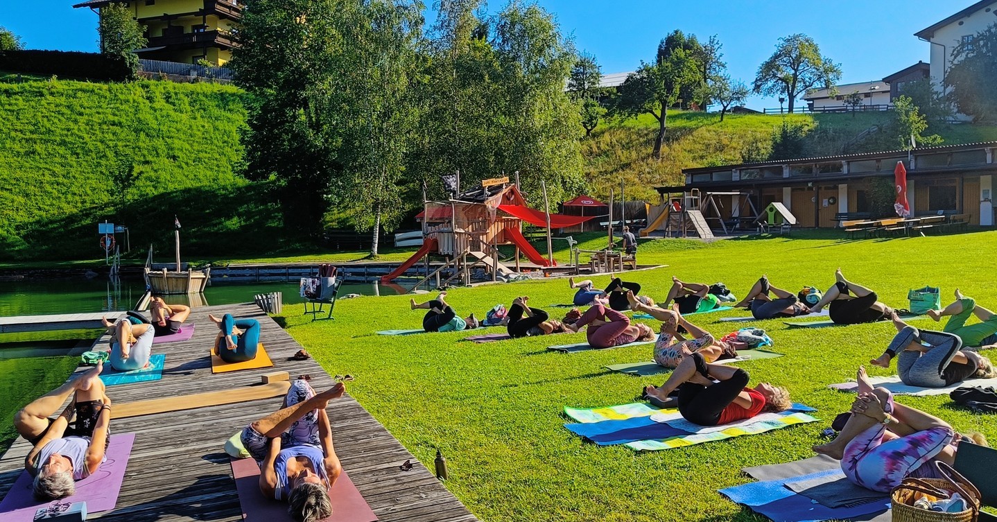 In der Natur zu sein macht glücklich. Bewegung macht glücklich. Tiefes Atmen macht glücklich. Und sich in der Natur im Rhythmus des eigenen Atems zu bewegen, macht super glücklich. 🌞🧘♀️
Freiluft-Yoga am Reither See bietet dir die perfekte Gelegenheit, dem Alltag zu entfliehen und vollkommene Entspannung zu finden.
Kursdetails:
- Wann: Jeden Mittwoch ab 05. Juni, von 08:00 bis 09:30 Uhr
- Wo: Am idyllischen Seeufer des Reither See
Was du mitbringen solltest:
- Bequeme Kleidung
- Eine Yoga-Matte oder ein großes Handtuch
- Eine Wasserflasche
- Gute Laune und Offenheit für neue Erfahrungen
Anmeldung:
namaste@yogawellbeing.at oder 0043 660 5634477
.
.
#YogaAmSee #EntspannungPur #NaturYoga #YogaInDerNatur #Wellness #InnererFrieden #OutdoorYoga #YogaGemeinschaft #FrischeLuft #Stressabbau #YogaErleben #Namaste