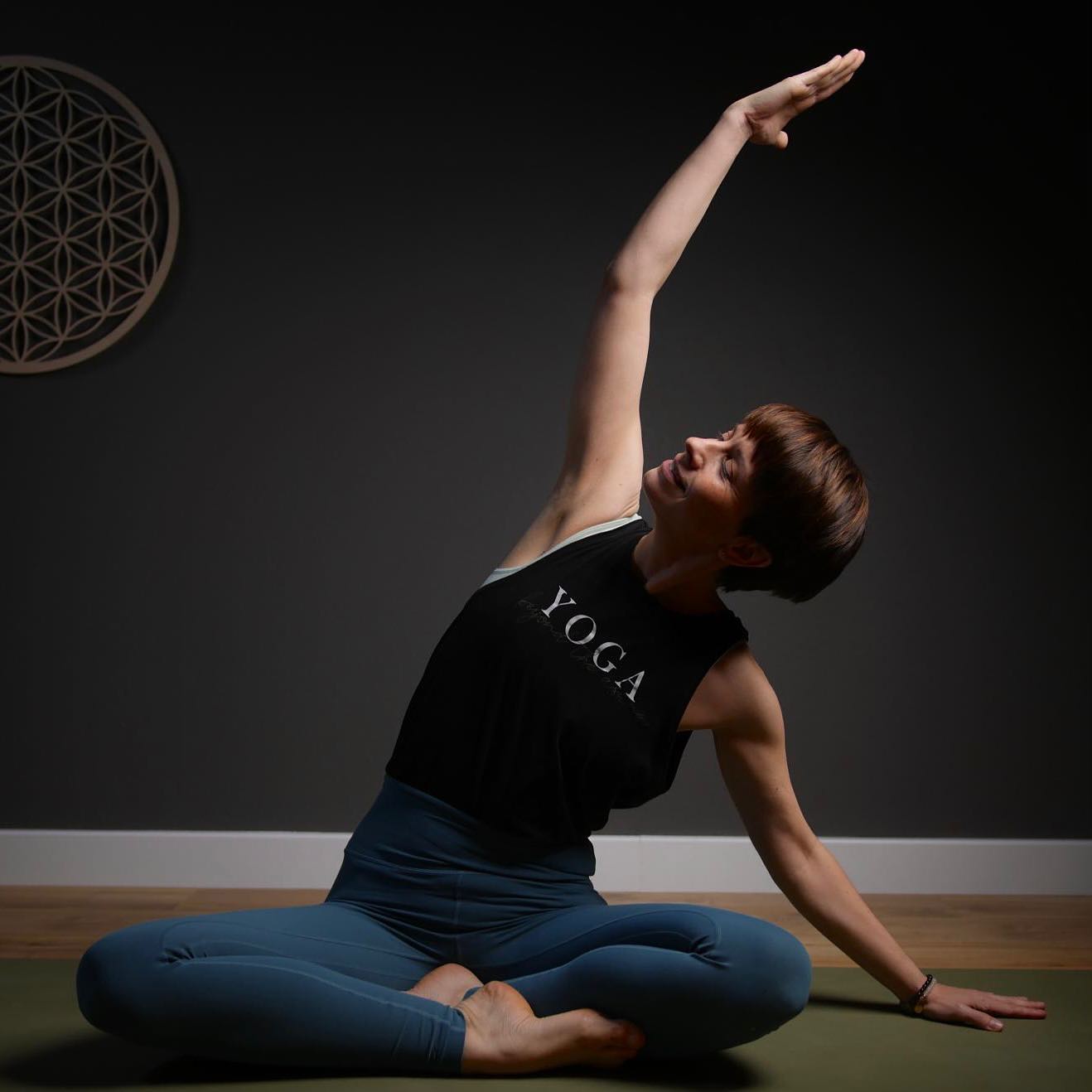 ICH ENTSCHEIDE…
Es gibt sie, diese Tage an denen ich aufwache und bevor ich einen Fuß auf den Boden gesetzt habe schon weiß, dass dieser Tag nur sch…. werden kann.
Entweder stehen mir blöde Aufgaben bevor, ich habe nicht gut oder ausreichend geschlafen und daher ein Energielevel von weit unter 0 oder ich befinde mich in der Phase meines Zyklus in der eh alles doof ist.
Früher habe ich mich dafür verurteilt. Ich, die eigentlich immer positiv ist, fand mich an solchen Tagen einfach nur nervig. Oft stand ich mir dann selber im Weg. Heute nehme ich diese Tage genauso liebevoll an wie die vielen anderen auch an denen mir die Sonne aus dem Popo scheint 😉
Übrigens durfte ich das in den letzten Jahren, dank vieler inspirierender Menschen um mich herum, erst lernen. Und ja, ich bin 43! Später zu lernen ist auch ok 🤩
Durch meine Yogapraxis habe ich auch gelernt, wie ich Prana, meine Lebensenergie, gerade an diesen besagten Tagen bewusst wecken und lenken kann. Denn ICH ENTSCHEIDE, ob der Tag weiterhin sch… bleibt oder ob ich doch noch mit einem warmen, offenen, liebevollen und motivierten Gefühl den Tag beginnen möchte. Also gehe ich gerade dann auf meine Yogamatte…
Eine leicht aktivierende Asanapraxis aus Rück- und Seitbeugen, den Fokus auf die verlängerte Einatmung und eine herzöffnende Meditation helfen mir dabei. 30 Minuten reichen schon vollkommen aus um wieder in einen liebevollen Kontakt mit mir zu treten. Wahrzunehmen was gerade da ist und zu beobachten, was sich im Laufe meiner Yogapraxis verändert hat. Und ja, zu 99% bin ich danach besser drauf. Es wirkt also 😍.
Kennst Du solche Tage auch an denen gefühlt gar nichts läuft? Was hilft Dir dann am besten. Ich freue mich sehr über Deine Tipps die ich gerne ausprobiere!
#zyklus #zyklusbewusstsein #mondzyklus #weiblicherzyklus #nichtjedertagistgleich #ichentscheide #yoga #yogaoffthemat #yogafürmamas #mamaleben #mamaalltag #prana #yogaammorgen #esdarfleichtsein #selbstfürsorge #selbstmitgefühl