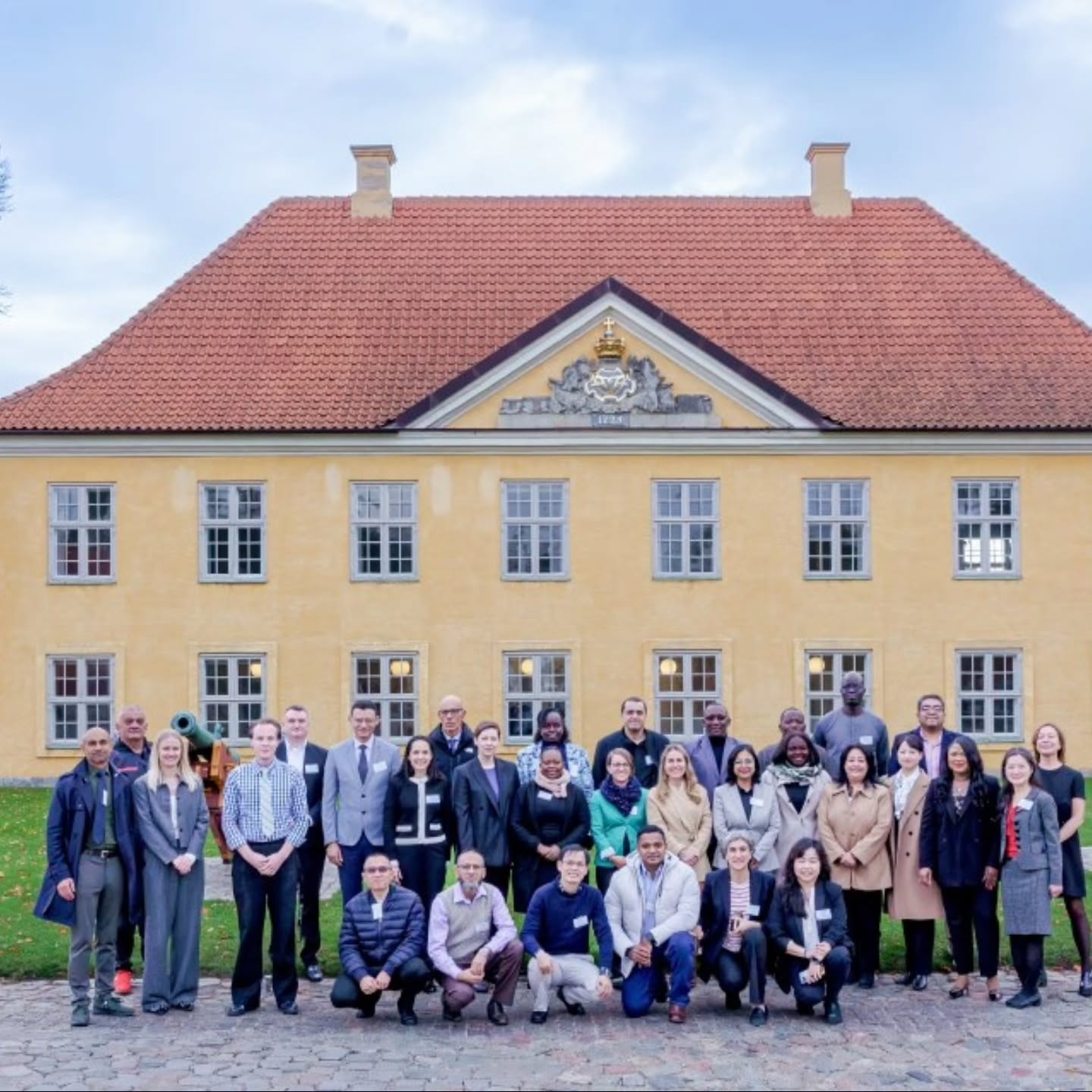 Durante la última parte del año 2025, he tenido la oportunidad de colaborar en diversas actividades de carácter internacional. Entre ellas, participé en una misión en Copenhague, Dinamarca, en representación de las Naciones Unidas, específicamente para el Departamento de Operational Support.
En este espacio se abordó el Trastorno de Estrés Postraumático (PTSD) en el personal de mantenimiento de la paz de las Naciones Unidas que ha estado expuesto a contextos de guerra, terrorismo o violencia.
El trabajo se centró especialmente en la intervención posterior, tanto desde el abordaje médico como desde los procesos documentales necesarios para la adecuada reincorporación, recuperación y bienestar integral del personal de las Naciones Unidas al retornar a sus países de origen.
Esta valiosa oportunidad fue posible gracias al respaldo de las Naciones Unidas, en particular del Departamento de Operational Support, así como al apoyo y nombramiento del Gobierno de Guatemala por el Ministerio de la Defensa Nacional de Guatemala y del Ministerio de Relaciones Exteriores de Guatemala. Asimismo, agradezco al Gobierno de Su Majestad en Dinamarca por el cálido hospedaje y la excelente atención brindada durante nuestra estancia.
A continuación, comparto el artículo de prensa oficial de las Naciones Unidas que amplía la información sobre esta importante misión:
https://operationalsupport.un.org/en/news/landmark-training-ptsd-support-peacekeepers
De igual forma, se incluye el estudio relacionado de PTSD desarrollado para este contexto:
https://operationalsupport.un.org/sites/default/files/report_on_ptsd_prevention_0.pdf
