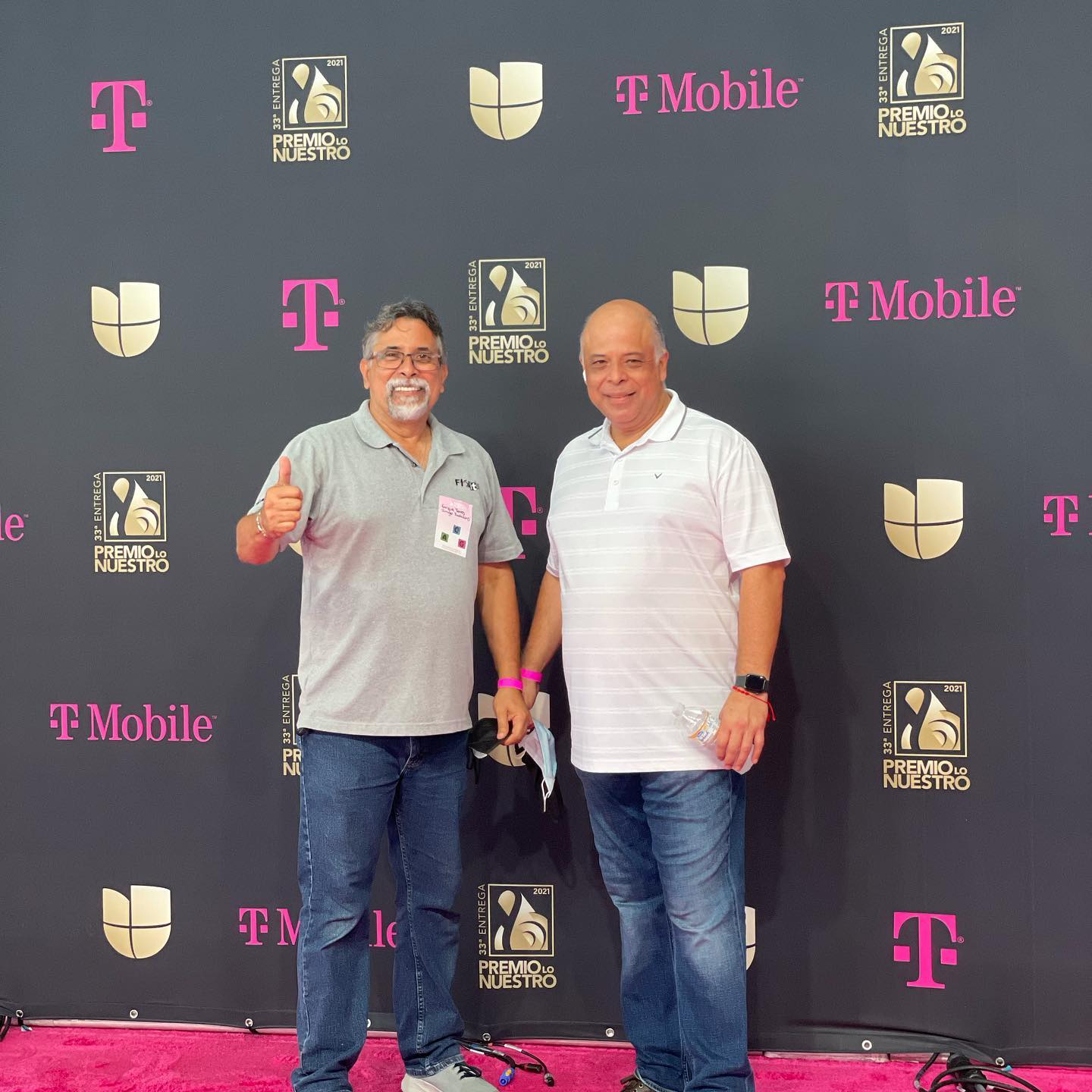 Premios Lo Nuestro 2021 con mi hermano y compañero de batallas 17 años haciendo lo que nos gusta, gracias hermano!!! . .
@premiolonuestro @univision #show #premios