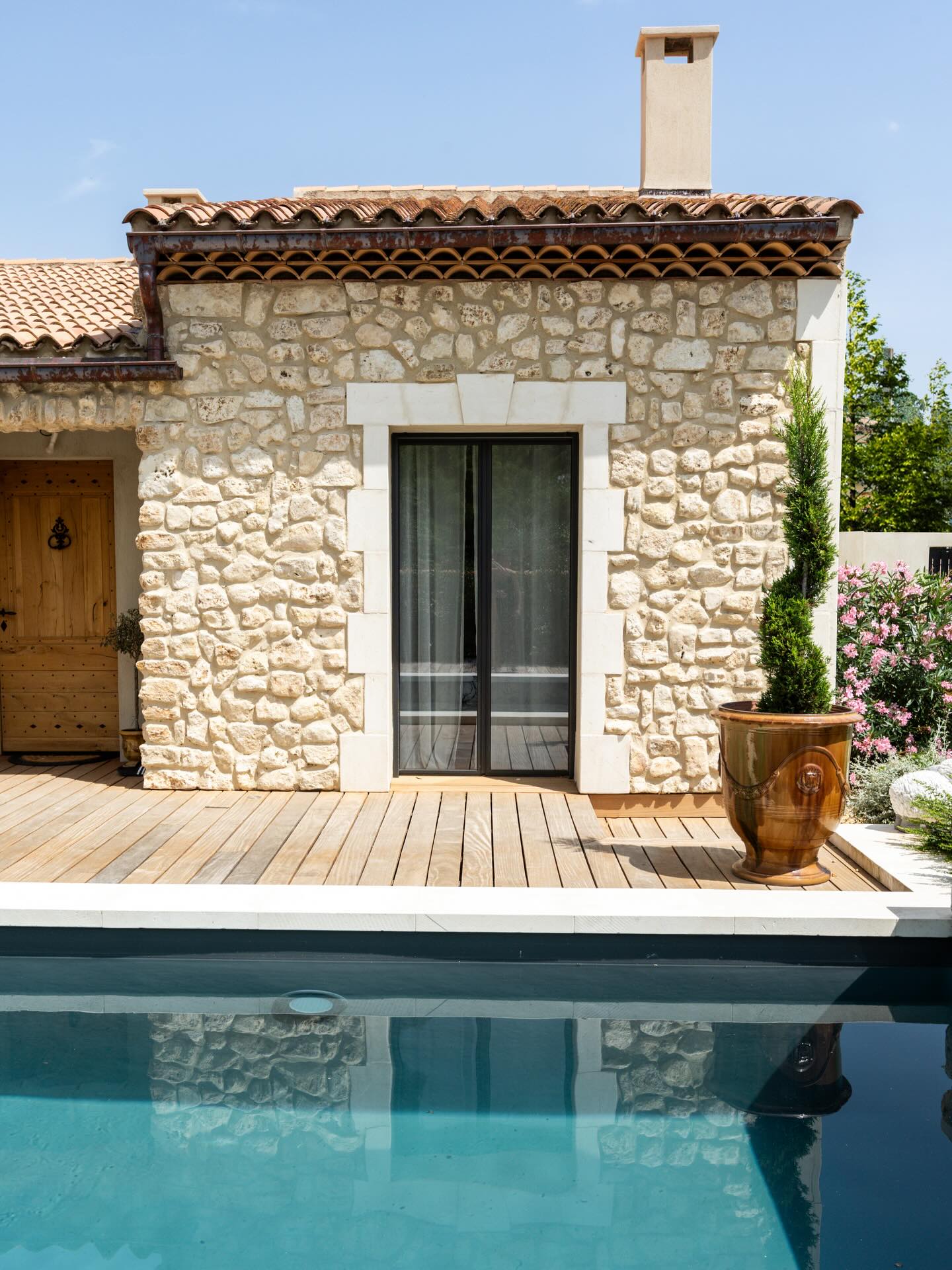Mission : Conception de la terrasse bois et piscine.
Modification de l’ensemble des ouvertures et choix des matériaux.
Création de l’extension de l’habitation.
#architecture
#garden
#gardendesign
#swimmingpool
#woodterrace