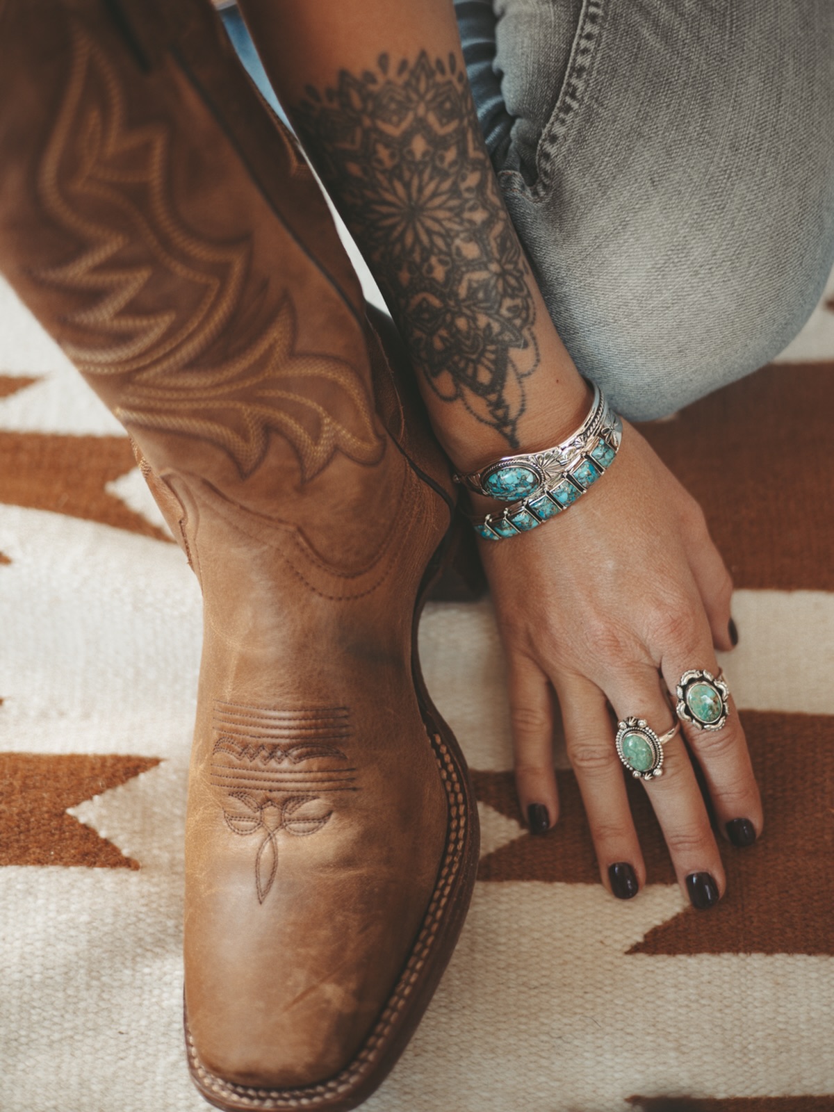 Cette petite touche lifestyle, un brin western 🪶
C’est ce que j’ai longtemps cherché chez des marques de bijoux françaises, et que je n’ai jamais trouvé 🥲
De cette manière, j’ai eu envie de créer mon propre univers, en imaginant des pièces qu’avant tout, j’aurais rêvé de pouvoir dénicher. De l’argent 925, des pierres naturelles de turquoise ou de Wild Horse, et un cachet unique.
Il y a toute une âme dans chacune de vos pièces, et j’espère que vous le sentez, parce qu’elles sont imaginées avec le cœur grand ouvert 🫶
#bijoux #western #lifestyle