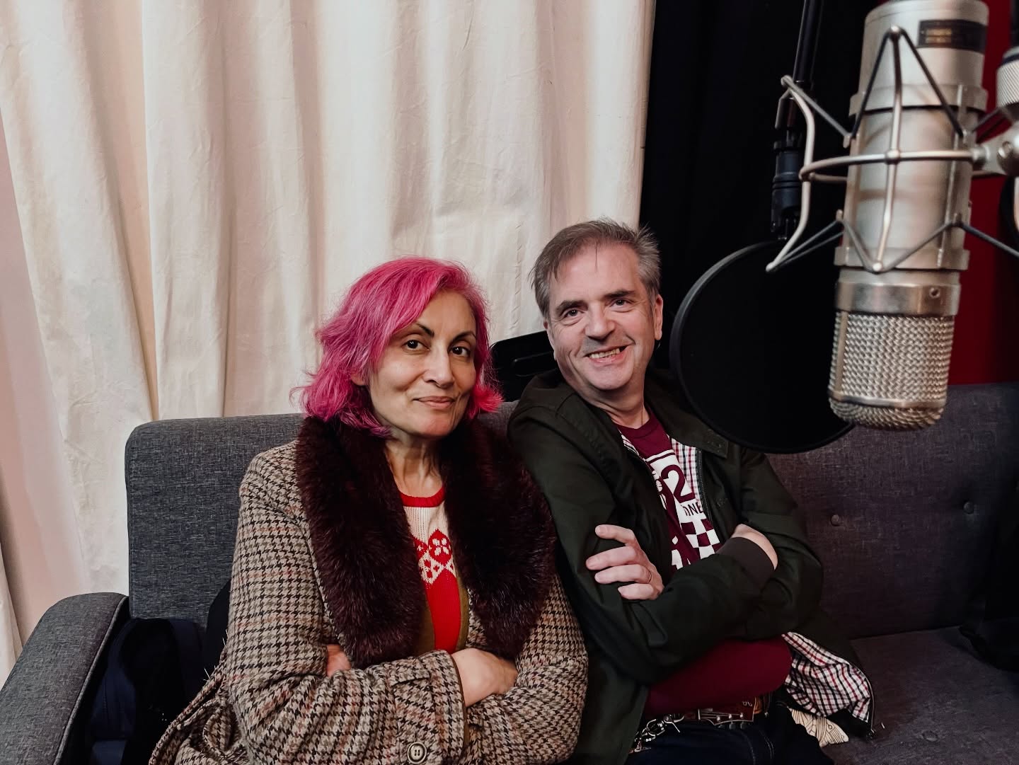 La cantante británica Aisha Khan junto a sus Rajahs, pasaron por el estudio para grabar cuatro temas que publicará próximamente Sleazy Records.
Do duetos con John Miller ( De John Miller and his Country Casuals) y dos temas con la gran voz de Aisha en solitario , junto a guitarras y contrabajo como único acompañamiento. Un disco de country que estoy deseando mezclar.
#aishakhan #countrymusic @sleazy_records #recordingstudio #rootsmusic #malagaspain