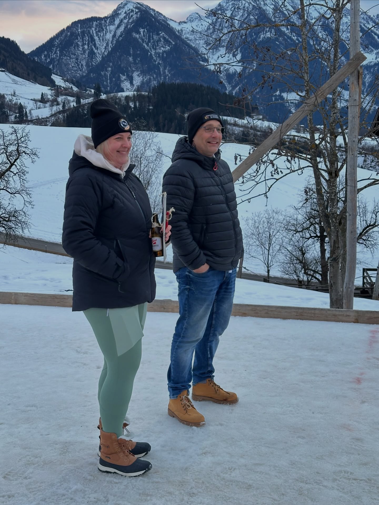 So sehn Sieger aus! 🥳🏆
Gestern fand das alljährliche Eisstockschießen gegen die @buergermusik_stjohann statt und das Glück war wohl auf unserer Seite… 😉🍀
Wir konnten sowohl die 1. Kehre durch @elisa_fritzenwanker als auch die 2. Kehre durch Klaus Strobl gewinnen und durften somit die Schere an die Bürgermusik überreichen.
Auch die Bierkehre ging ebenfalls durch Klaus an uns. 🥳👏🏻
Anschließend gab es ein nettes Beisammensein und a guats Bratl beim @gasthaus_hetzenbichl - Danke für die tolle Bewirtung! 😋 Ein Dank gilt auch unserem Moar, unserem Ehrenstabführer, Hans Höller! ☺️
Wir freuen uns schon auf nächstes Jahr! 🤗
#bauernmusi