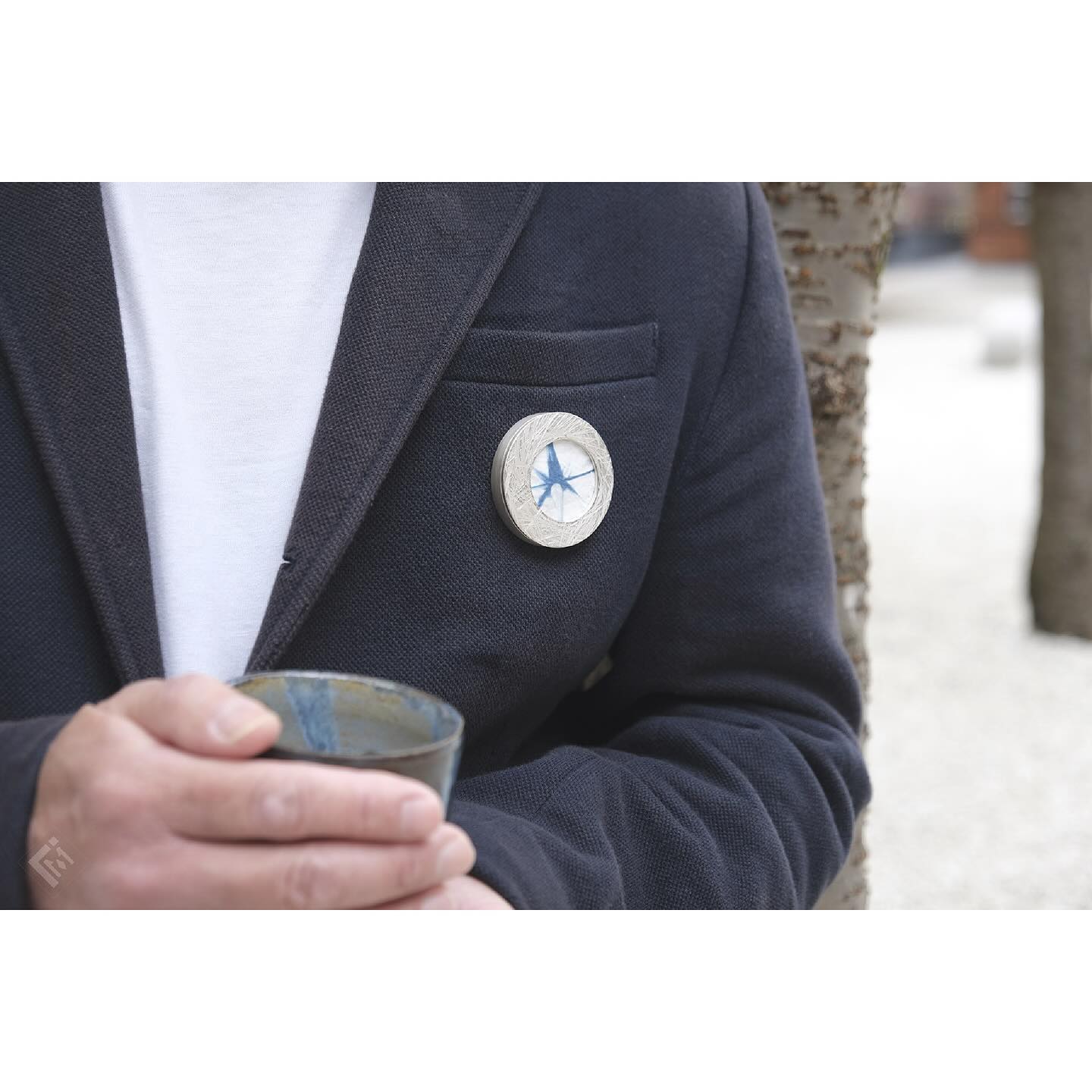 .
FU(NA)TURE everyday jewellery collection -
Container brooch/ pendant with Shibori dyed fabric insert
.
@jo_bcu @a.i.r_soj
.
.
#jewellery #art #contemporaryjewellery #artjewellery #narrativejewellery #jewelery #narrativejewelry #artjewelry #contemporaryjewelry #japan #hongkong #uk #ukjewellerydesigner #ukjewellery #hkjewellery #hkjewellerydesigner #japanesejewelry #japanesejewellery #japanesejewelrydesigner
#photography #japaneseaesthetics #japaneseaesthetic #wabisabi #gem #gemmology