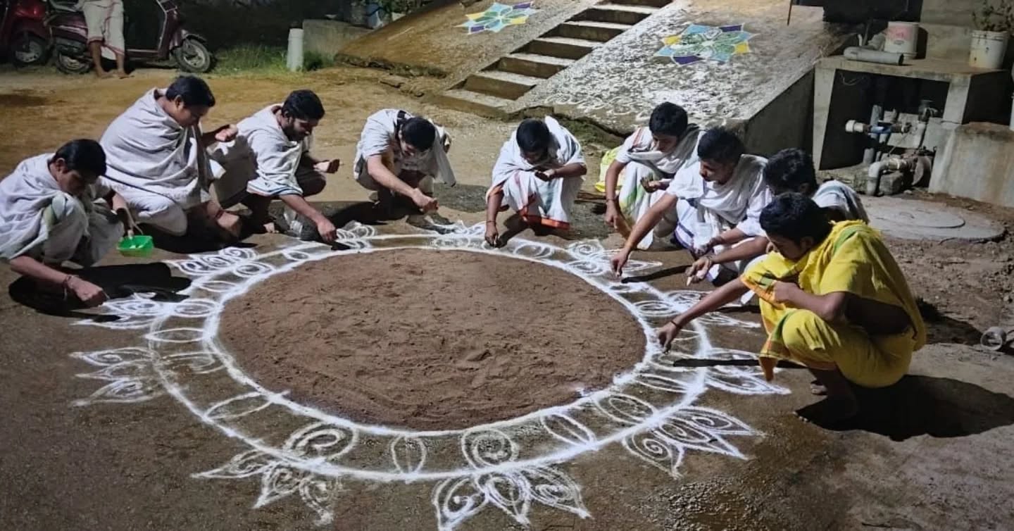 Shankaranti celebration at Smartha Pathasala Perumalapalli.
#kanchikamakoti #sankaramutt #integratedpathasalas #sankaranthi #andrapradesh