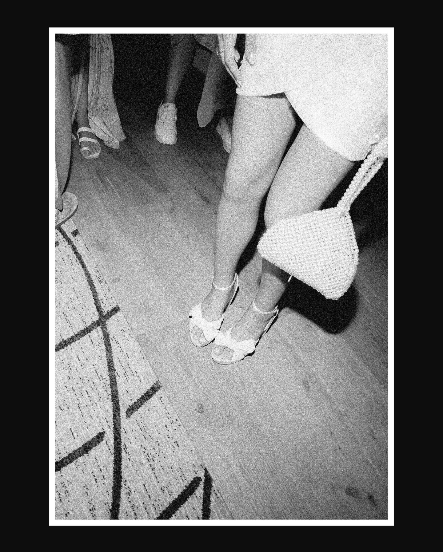 Un classique, toujours. 👠👜💍
#weddingfilmphotography #bw #bride #bridelook #bridalwear